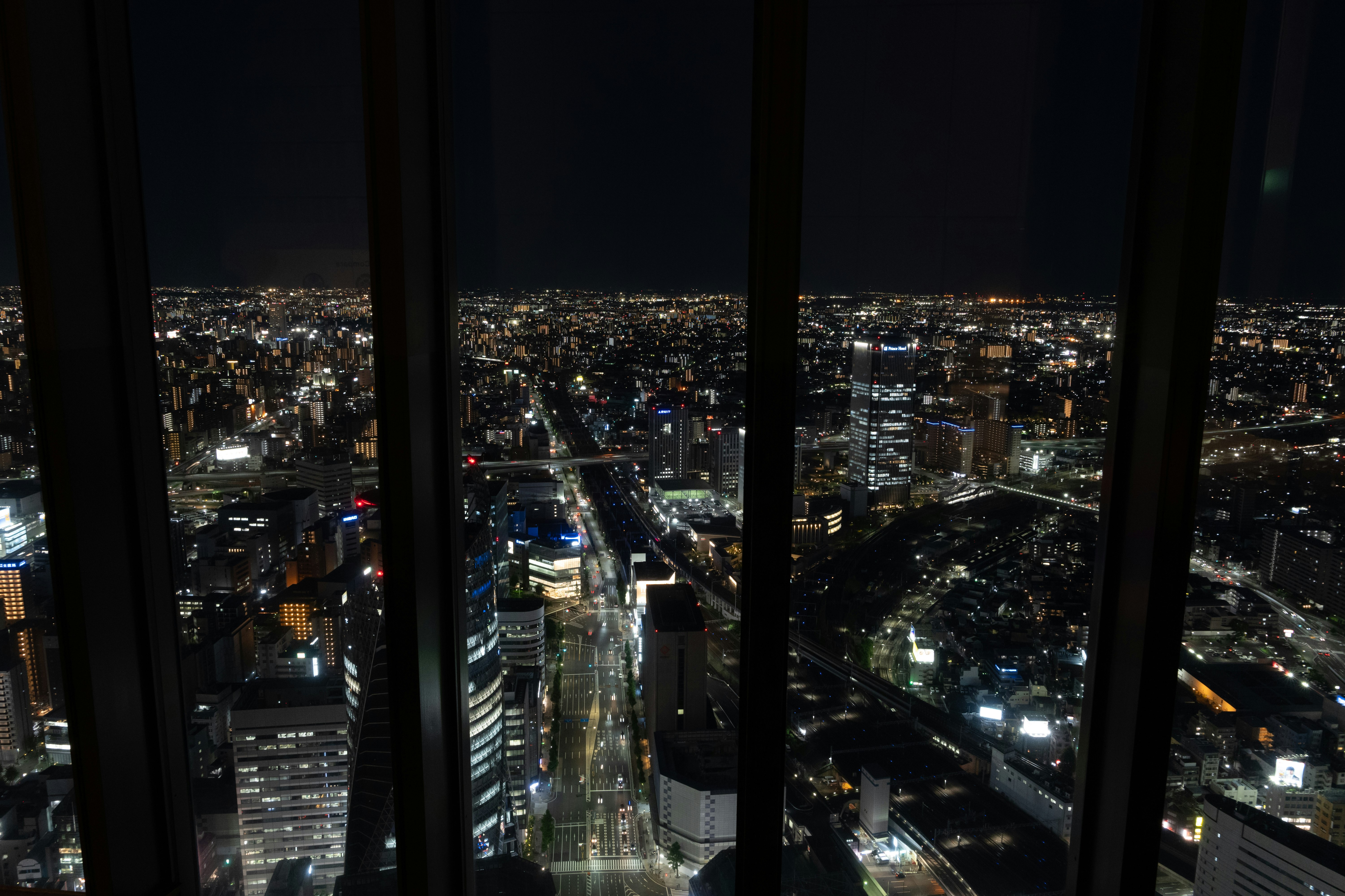 panorama notturno della città visto da una finestra di grattacielo