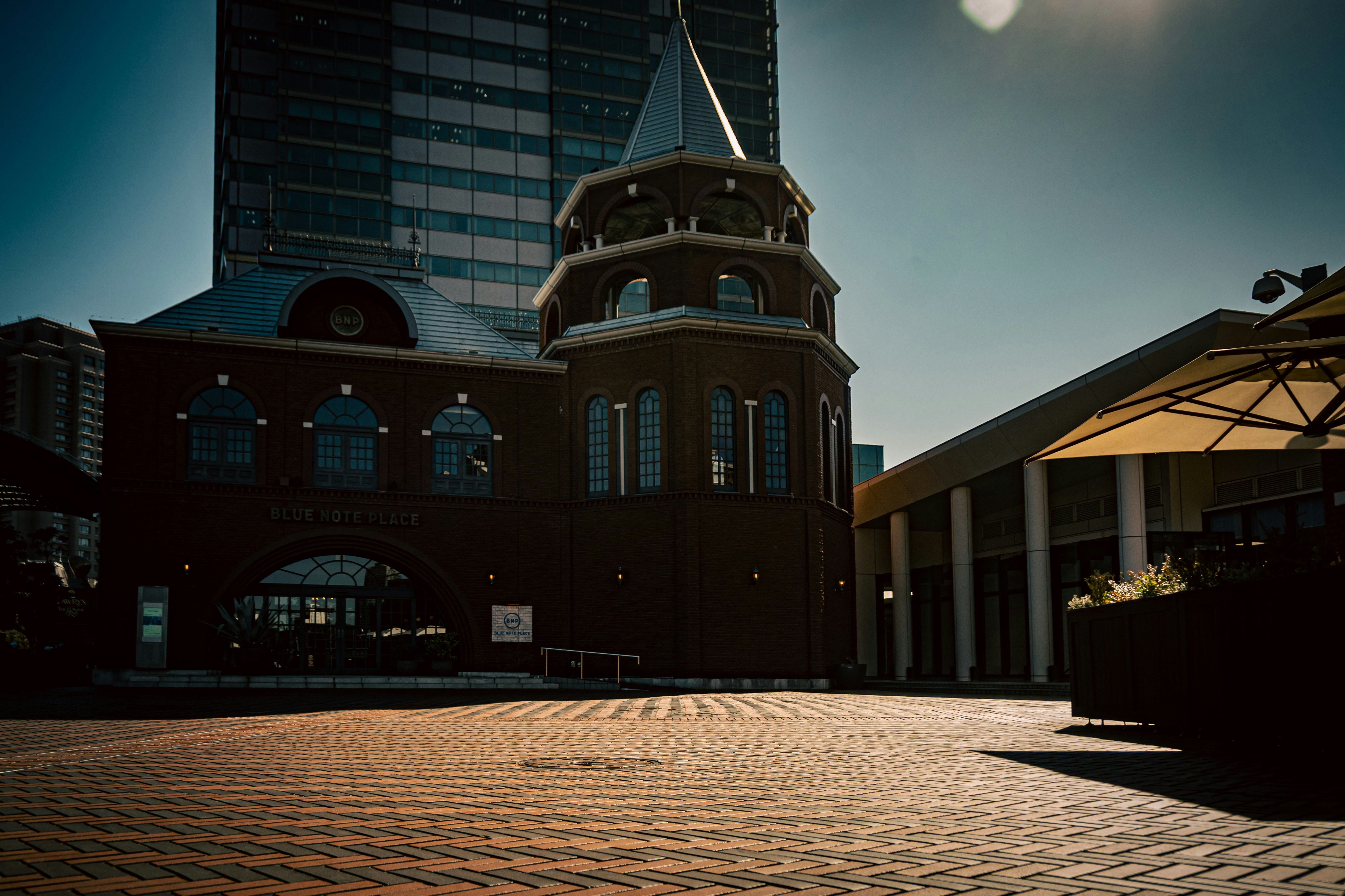 Backsteingebäude im Kirchenstil und Stadtplatz in der Dämmerung