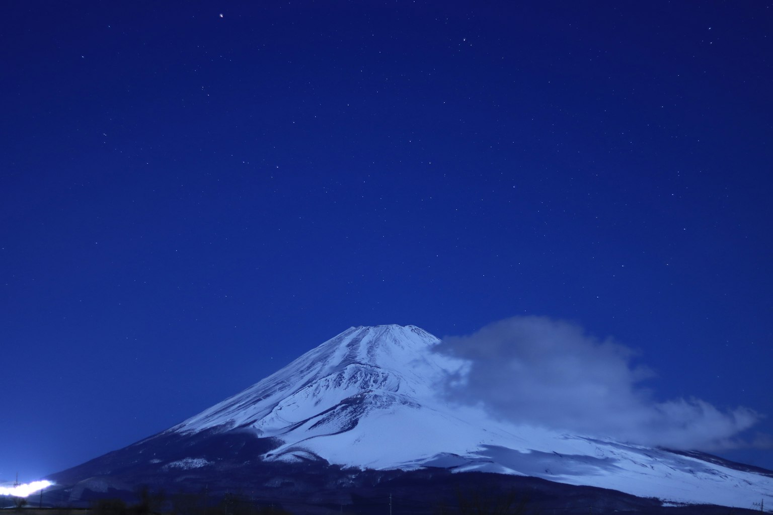 夜空下雪顶富士山的美丽景色