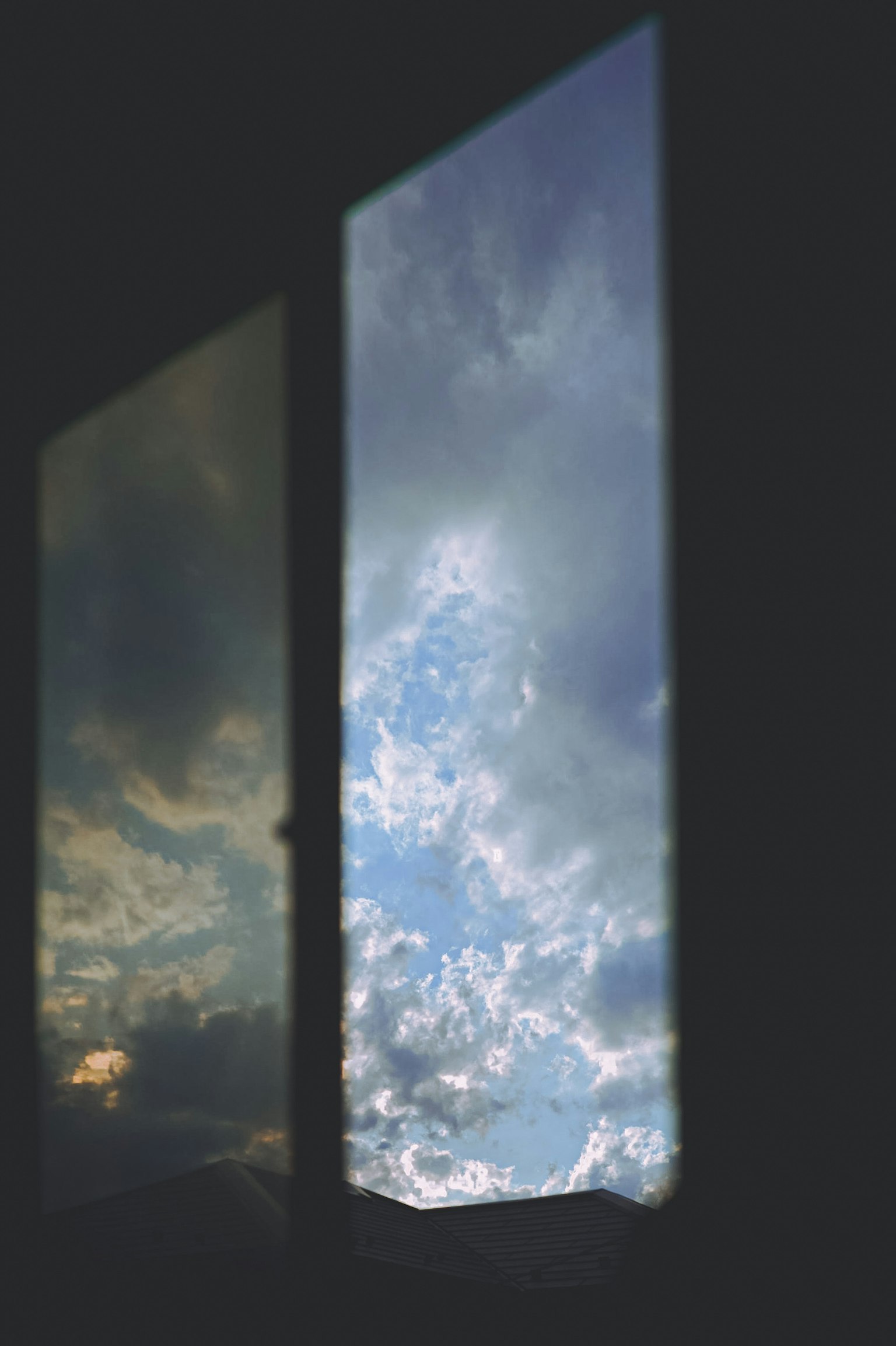 창을 통해 보이는 파란 하늘과 구름