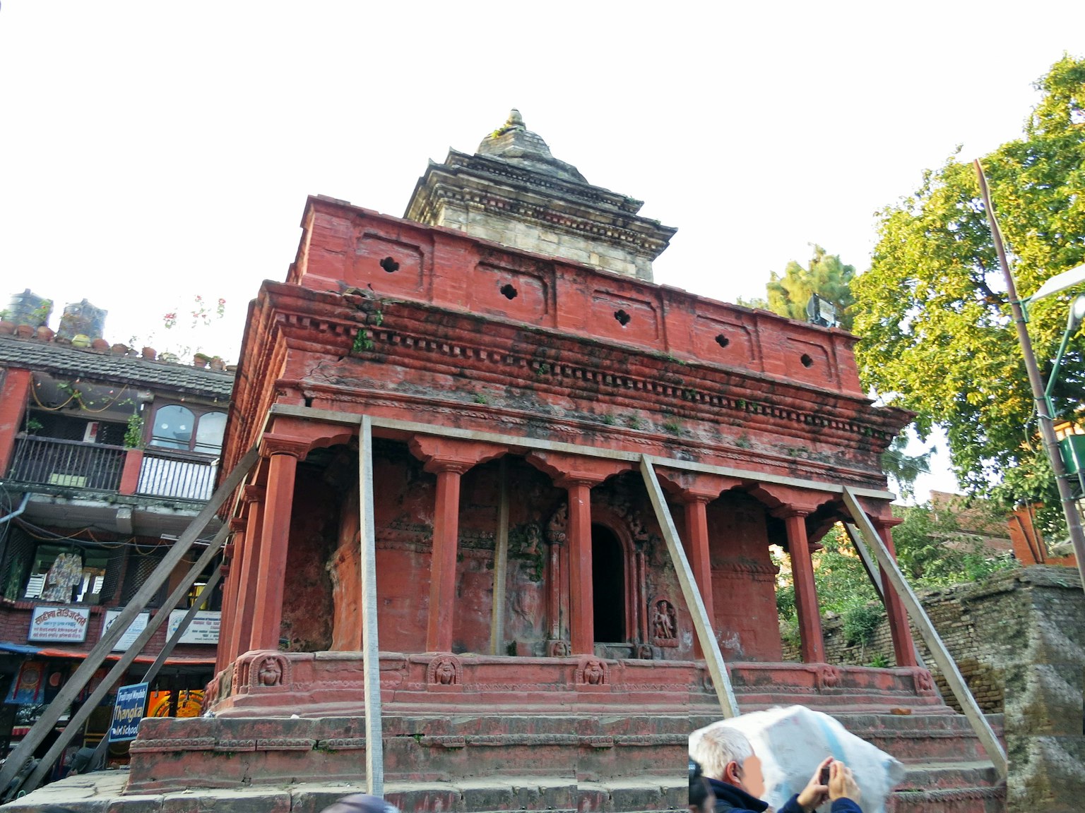 Structure de temple rouge avec colonnes détaillées