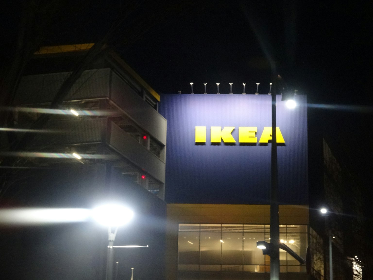 Biển hiệu IKEA được chiếu sáng vào ban đêm với đèn xung quanh