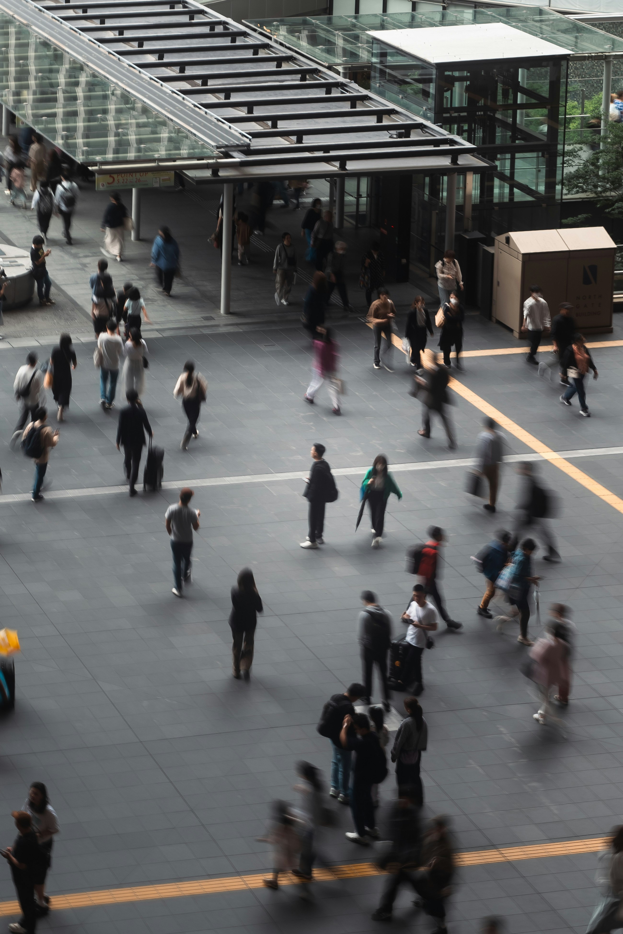 大阪駅の駅前広場を行き交う人々のストリートスナップ
