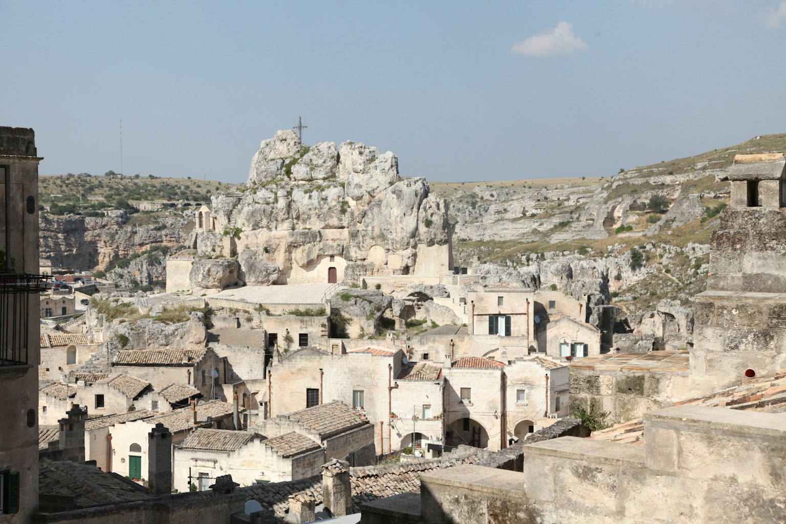 Vista de los antiguos edificios de piedra y el paisaje rocoso en Matera