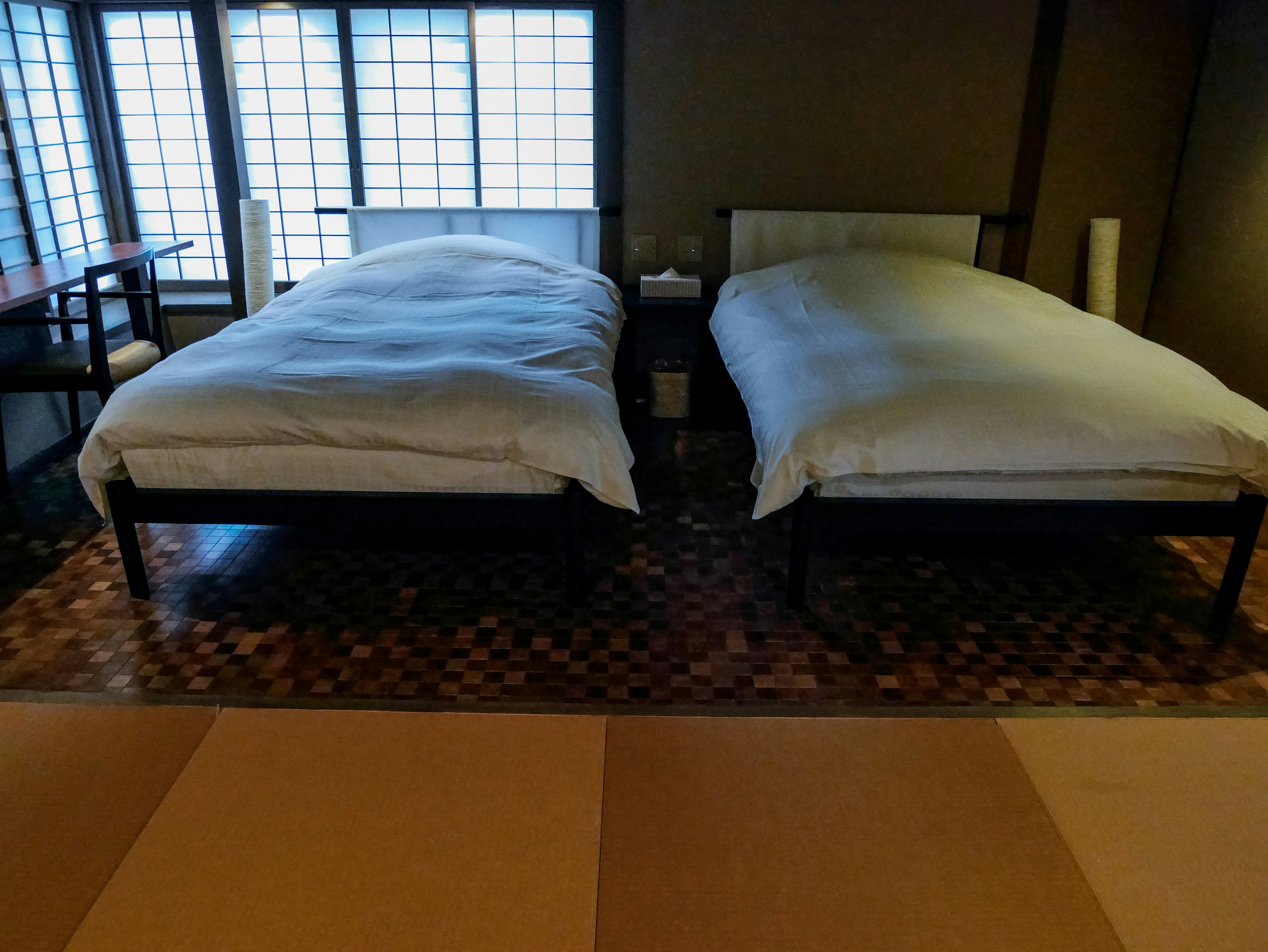 ベッドが並ぶホテルの客室の室内空間