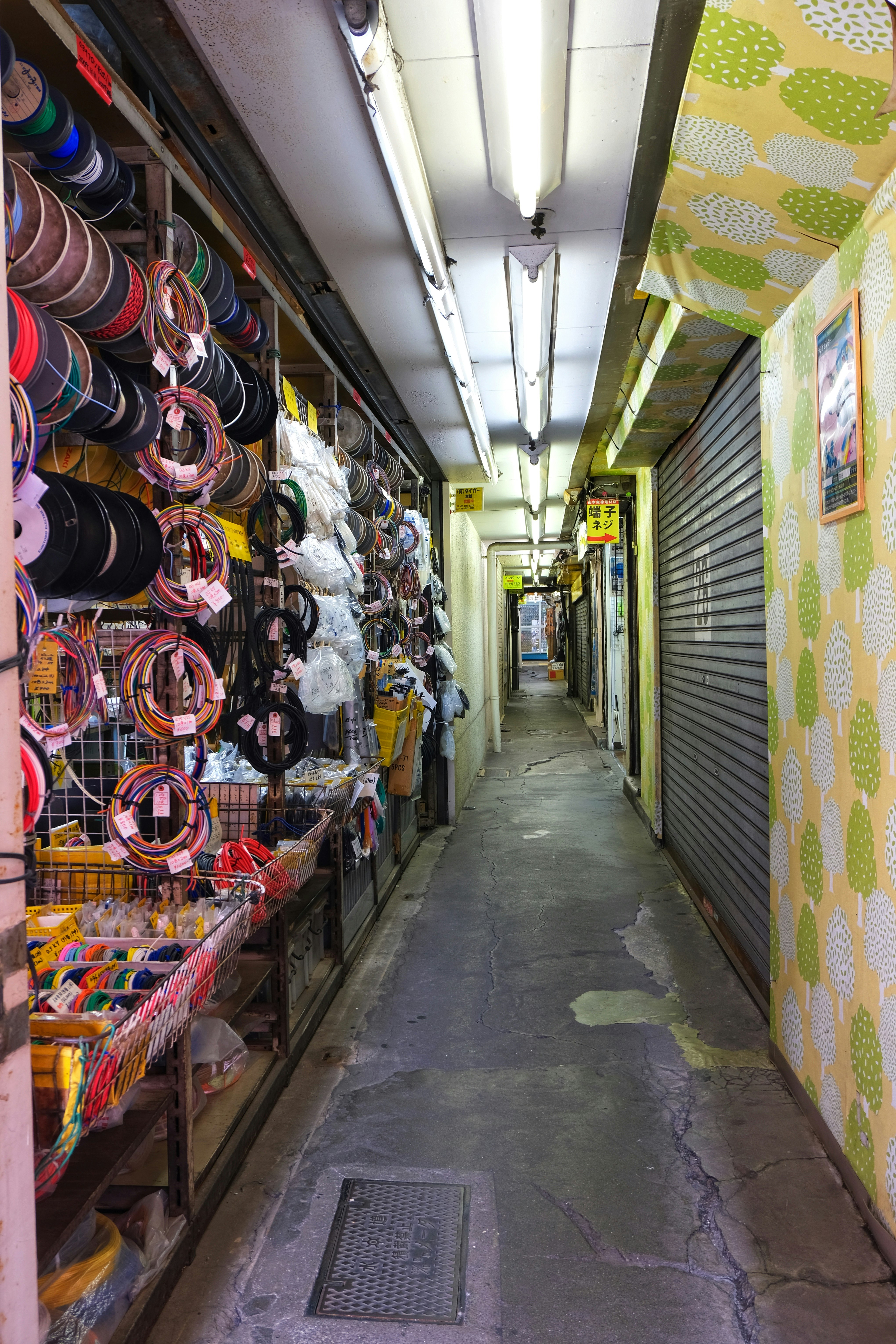 sombreros y mercancías de colores alineados en un callejón