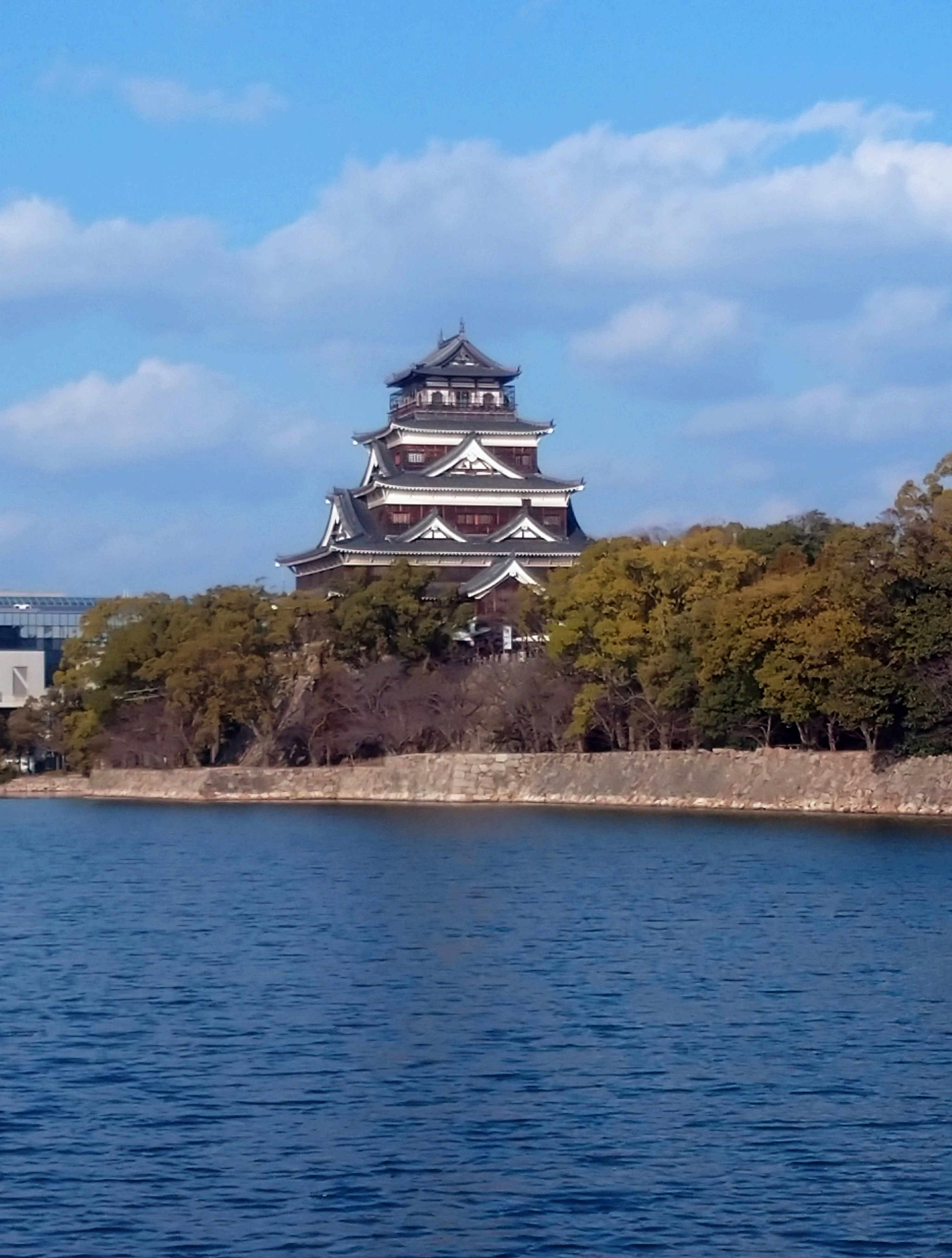 京都の城と池のある風景