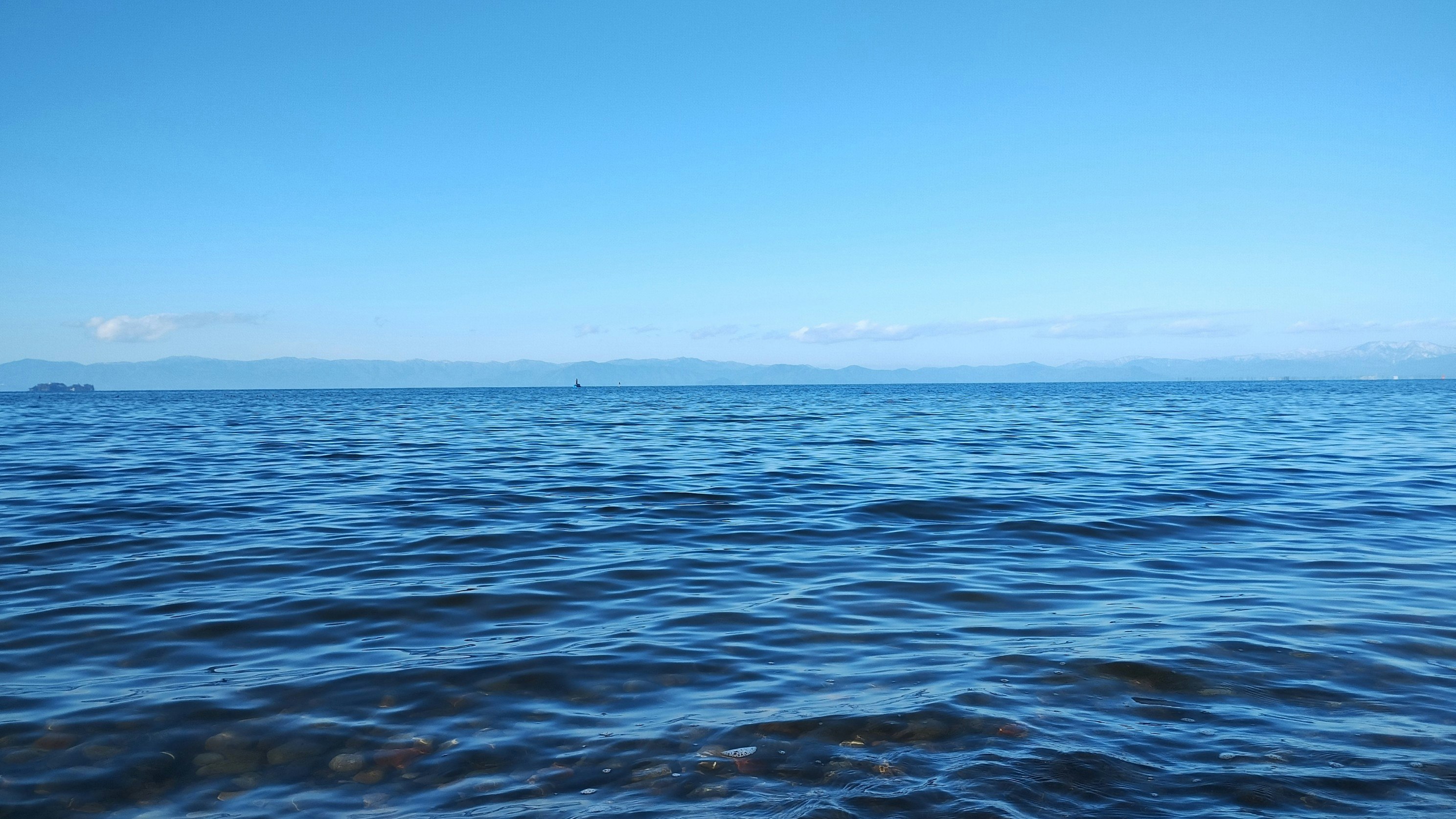acqua dell’oceano calma fino all’orizzonte