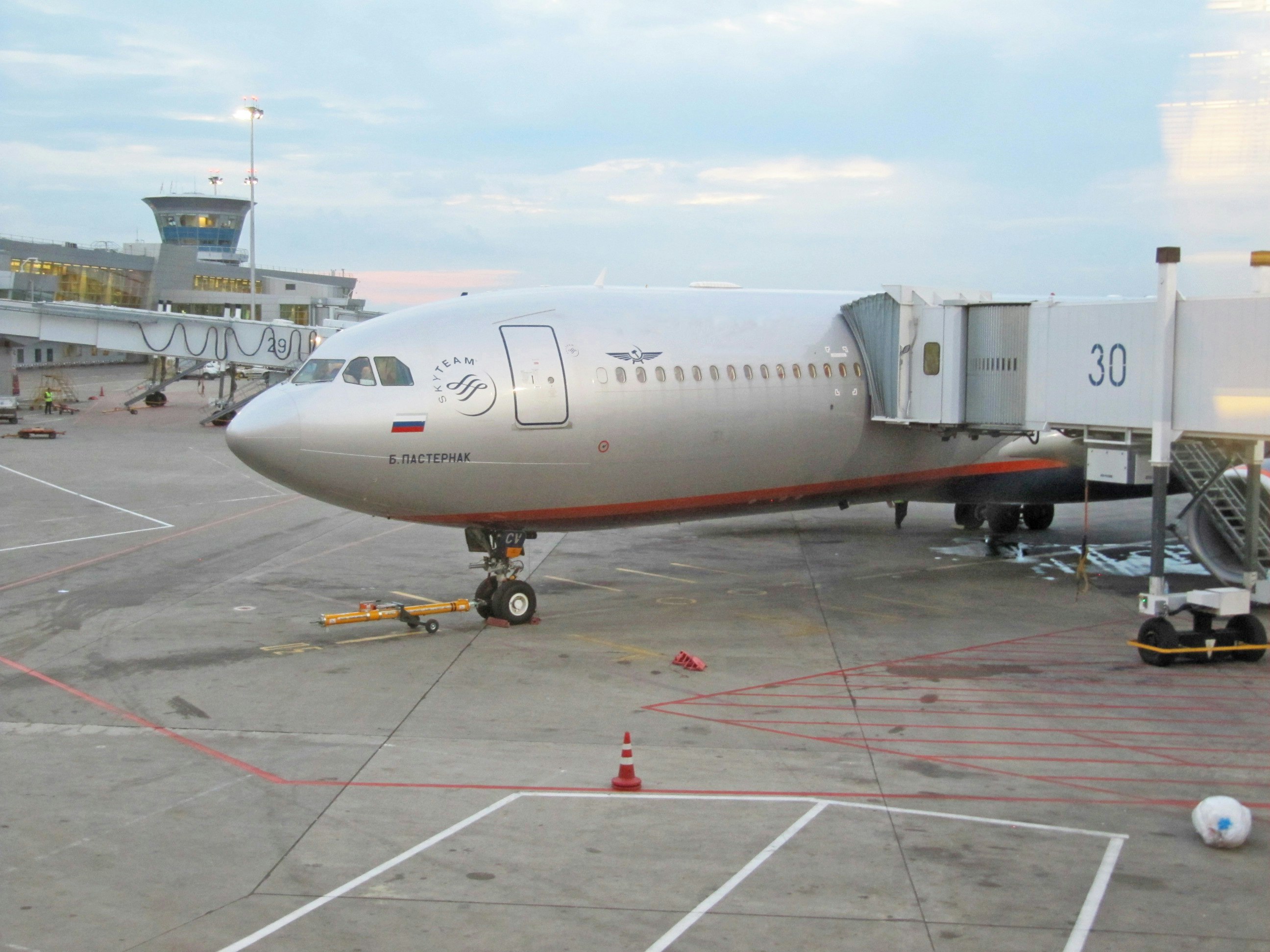 機場停機坪上停放的飛機與登機梯