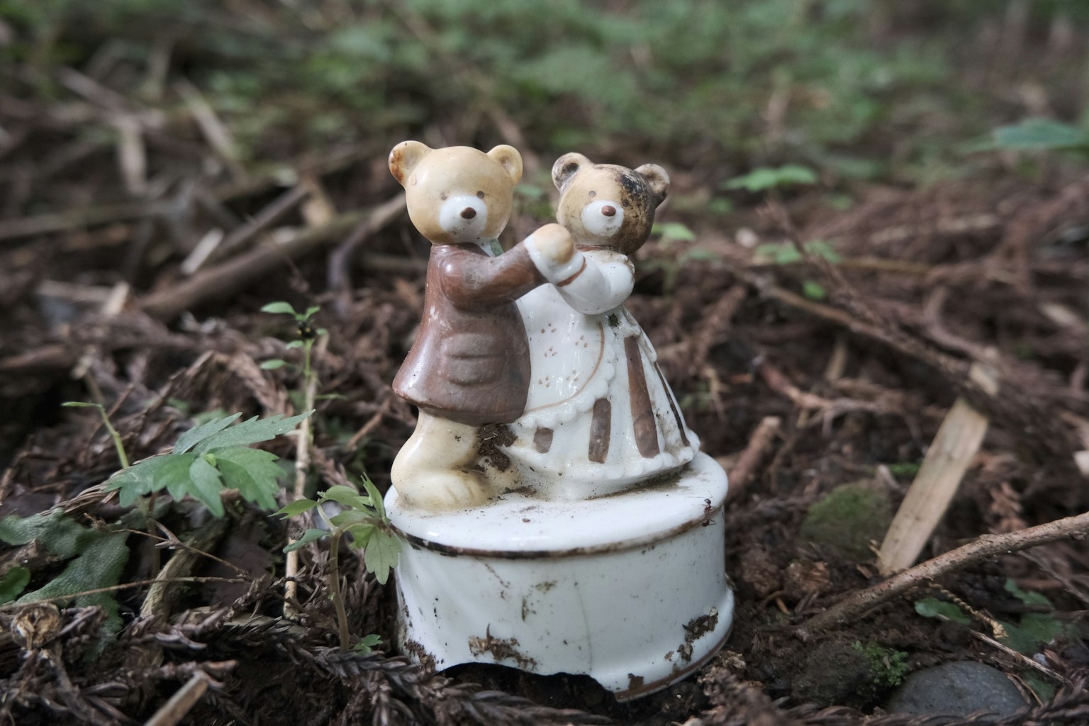 Figurine en céramique d'un couple d'ours dans un cadre forestier