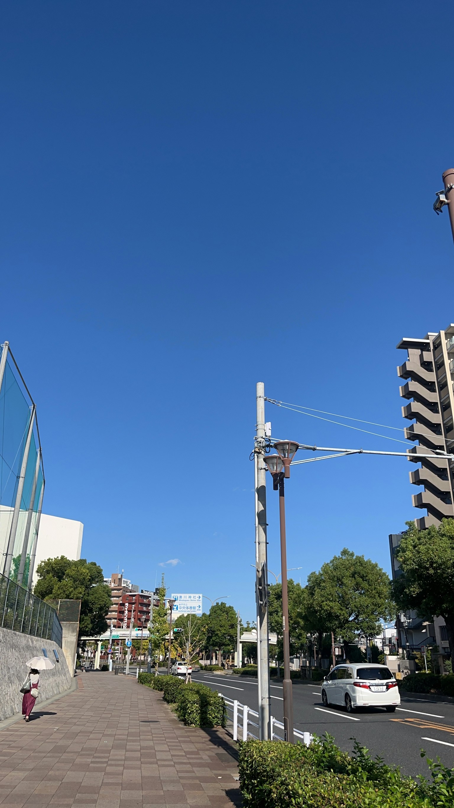 Klarer blauer Himmel mit Hochhäusern und Blick auf den Bürgersteig