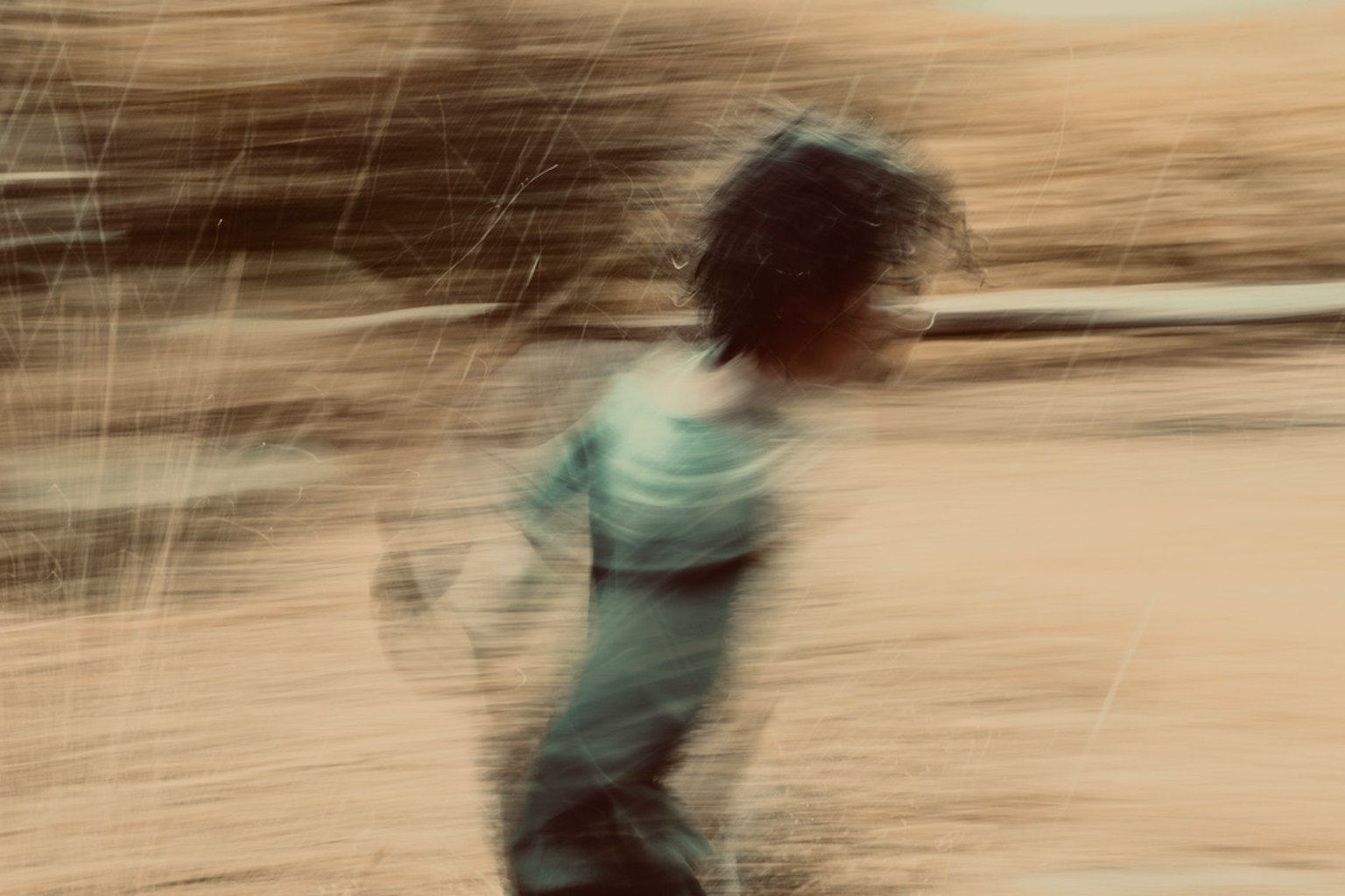 Un bambino che corre con uno sfondo sfocato