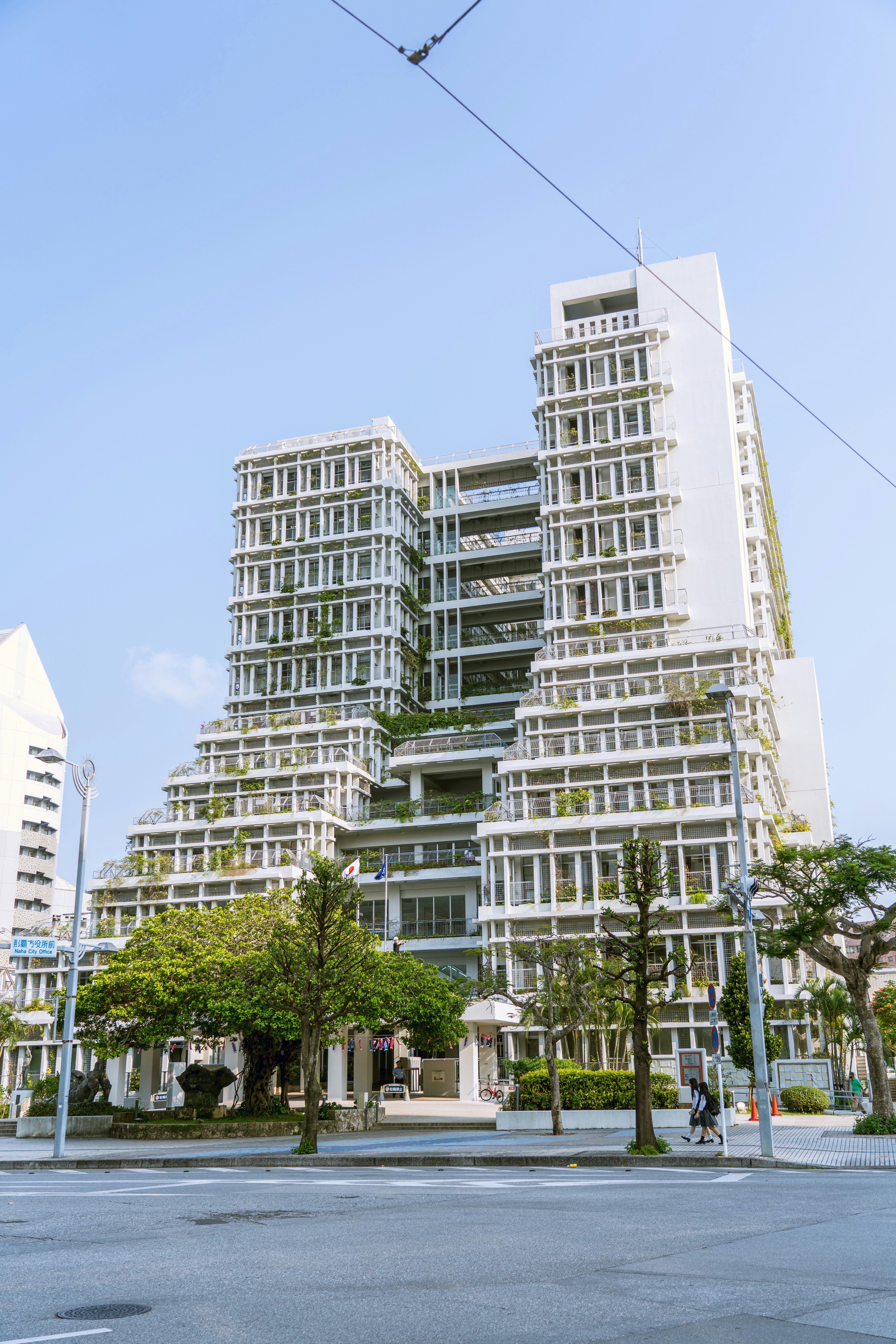 piazza con alberi e palazzi residenziali moderni ad alta altezza