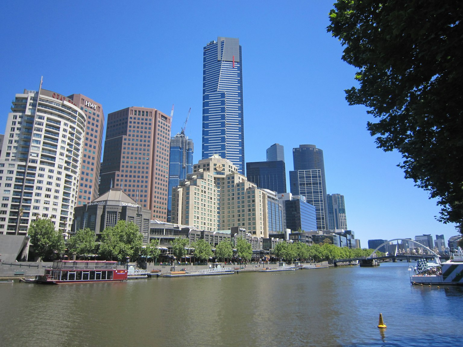 Skyline de Melbourne avec des gratte-ciels au bord de la rivière Yarra sous un ciel bleu clair