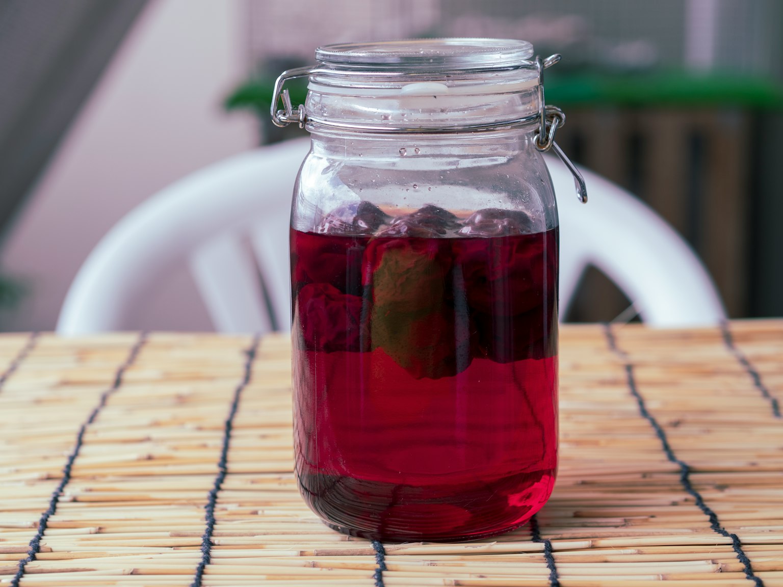 Bocal transparent rempli de boisson rouge et de glace