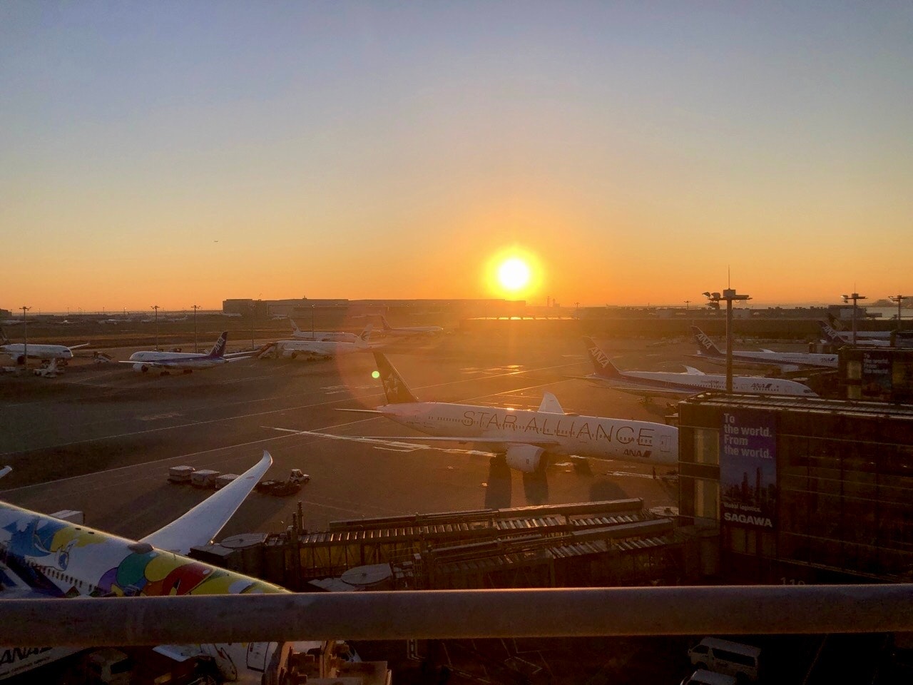 해질녘 활주로와 주기된 여객기 보이는 공항 풍경