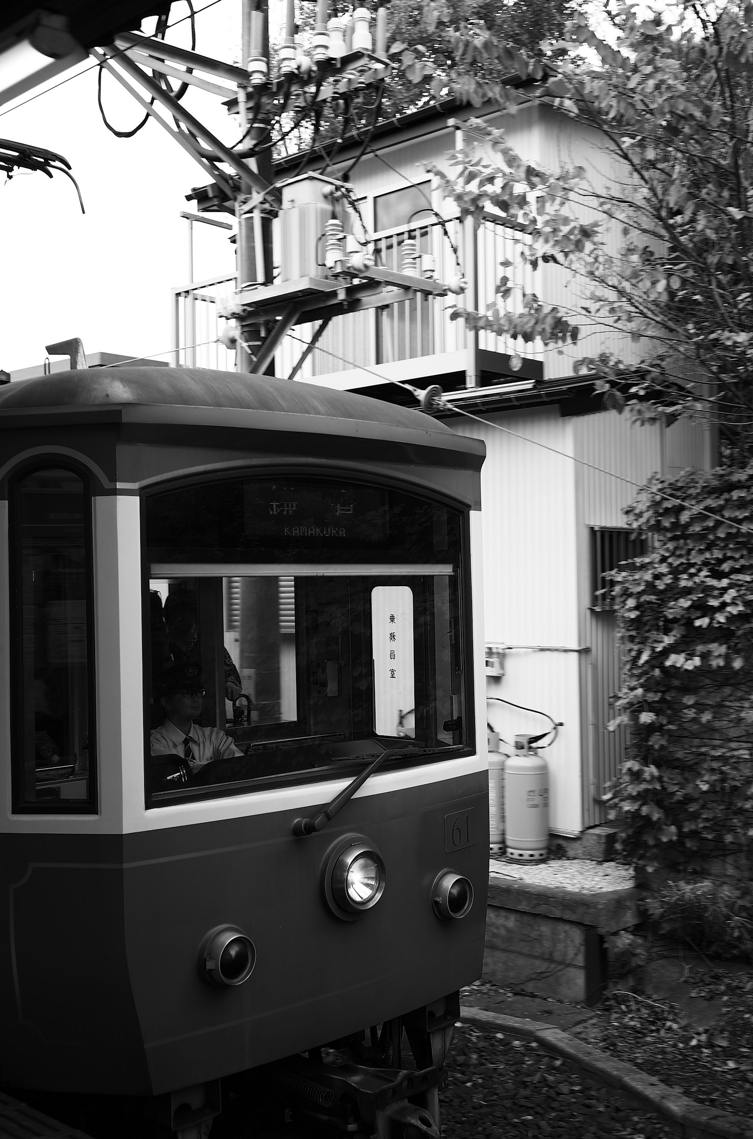 Image en noir et blanc d'un train et d'un bâtiment environnant
