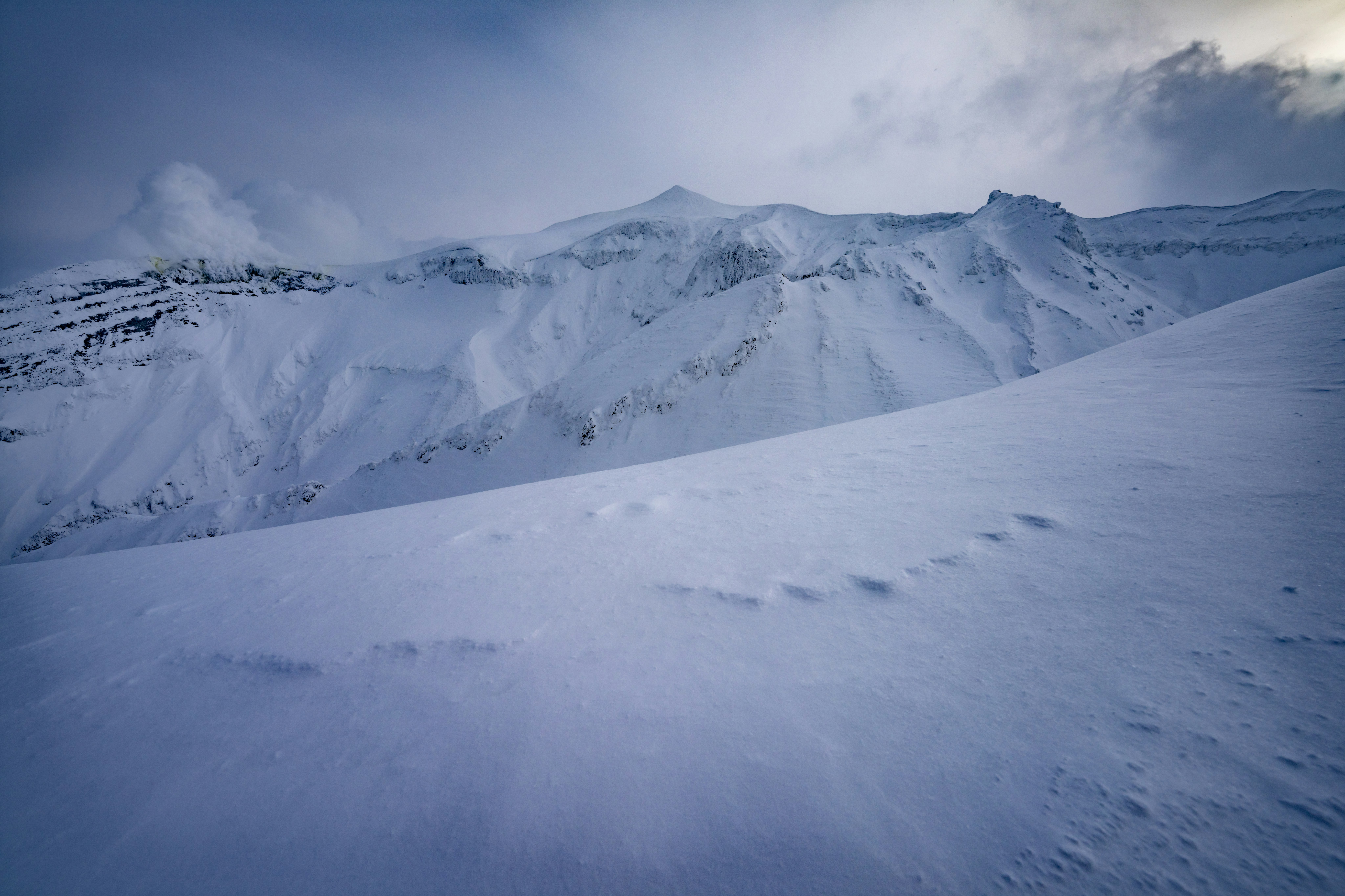雪原に広がる山並みの風景