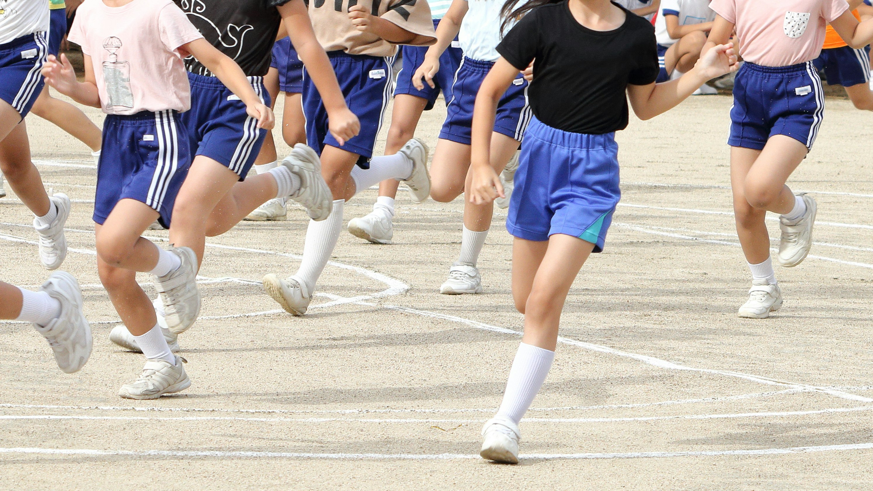 運動会の小学生がかけっこで走る競技の様子