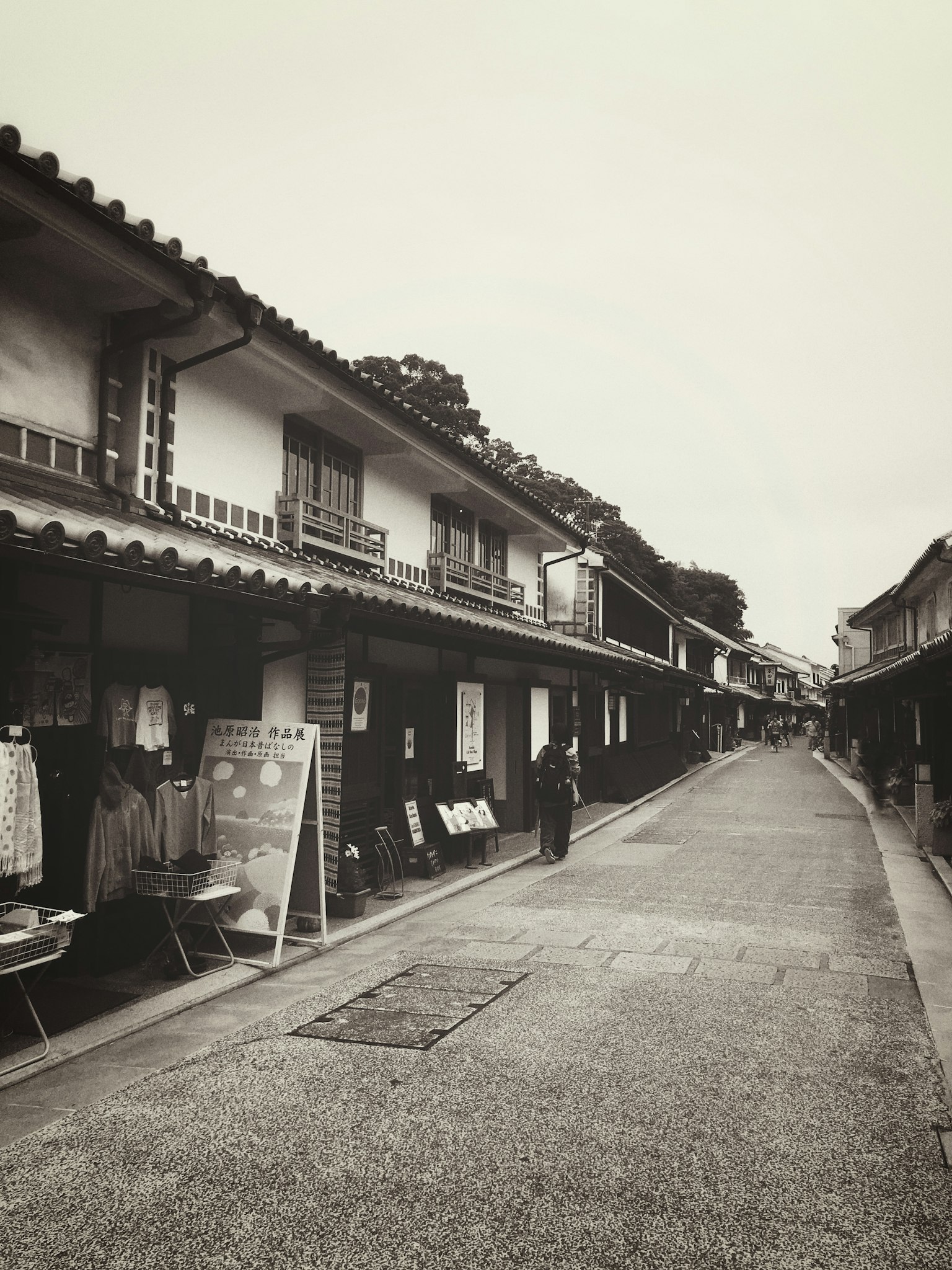 安靜的街道，旁邊是傳統商店和老建築