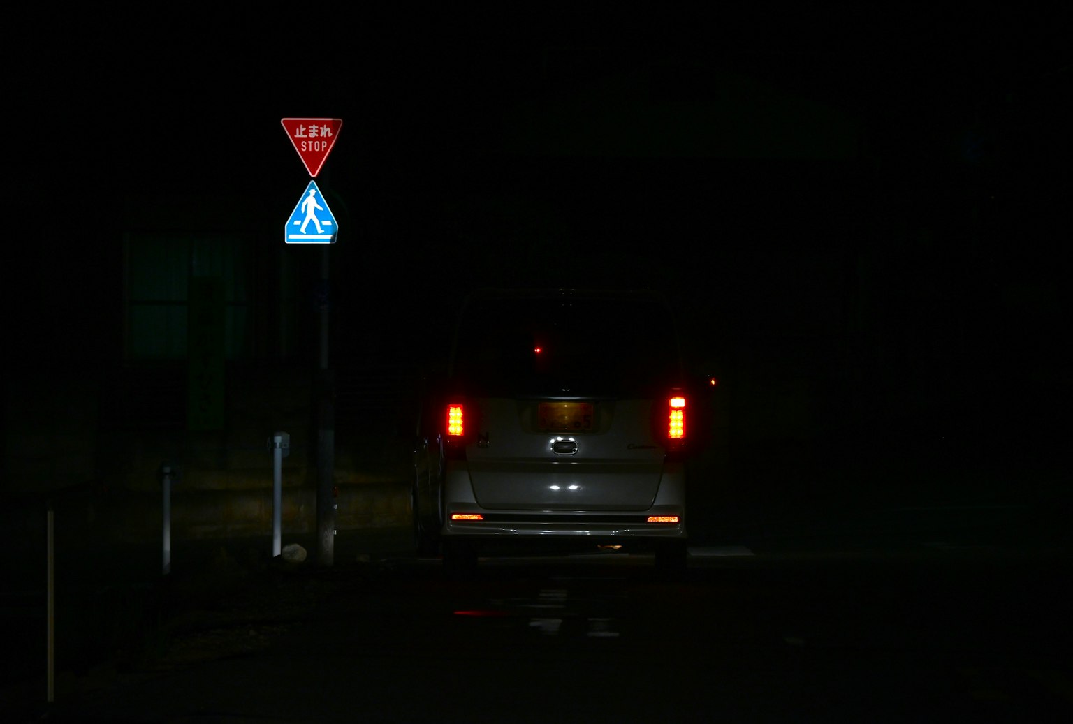 夜間車輛和交通標誌的場景