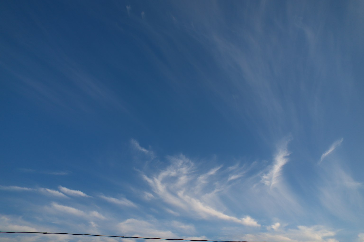 Bellissima vista di nuvole bianche che fluttuano in un cielo blu