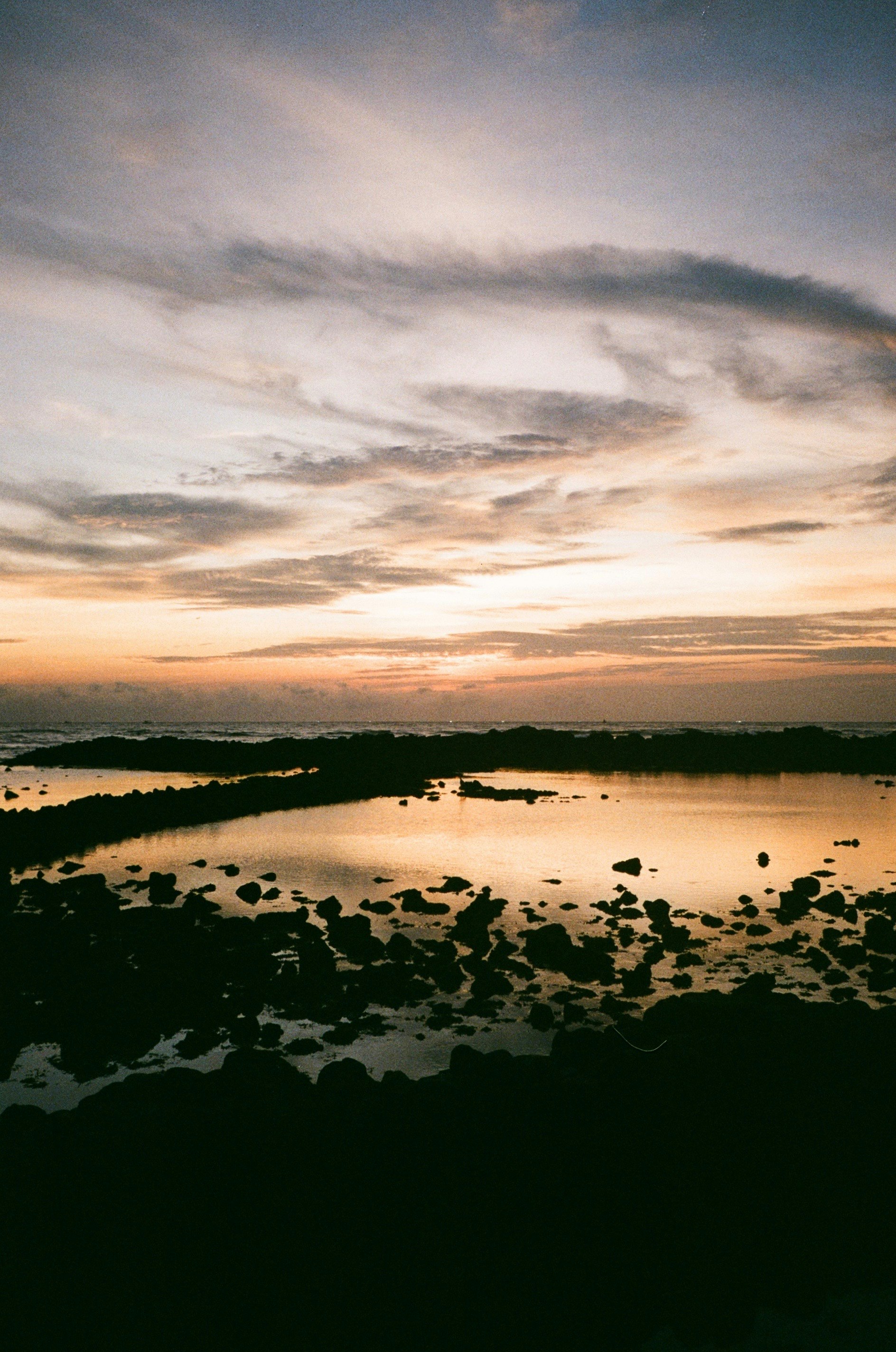 夕暮れの湖と広がる水面の風景