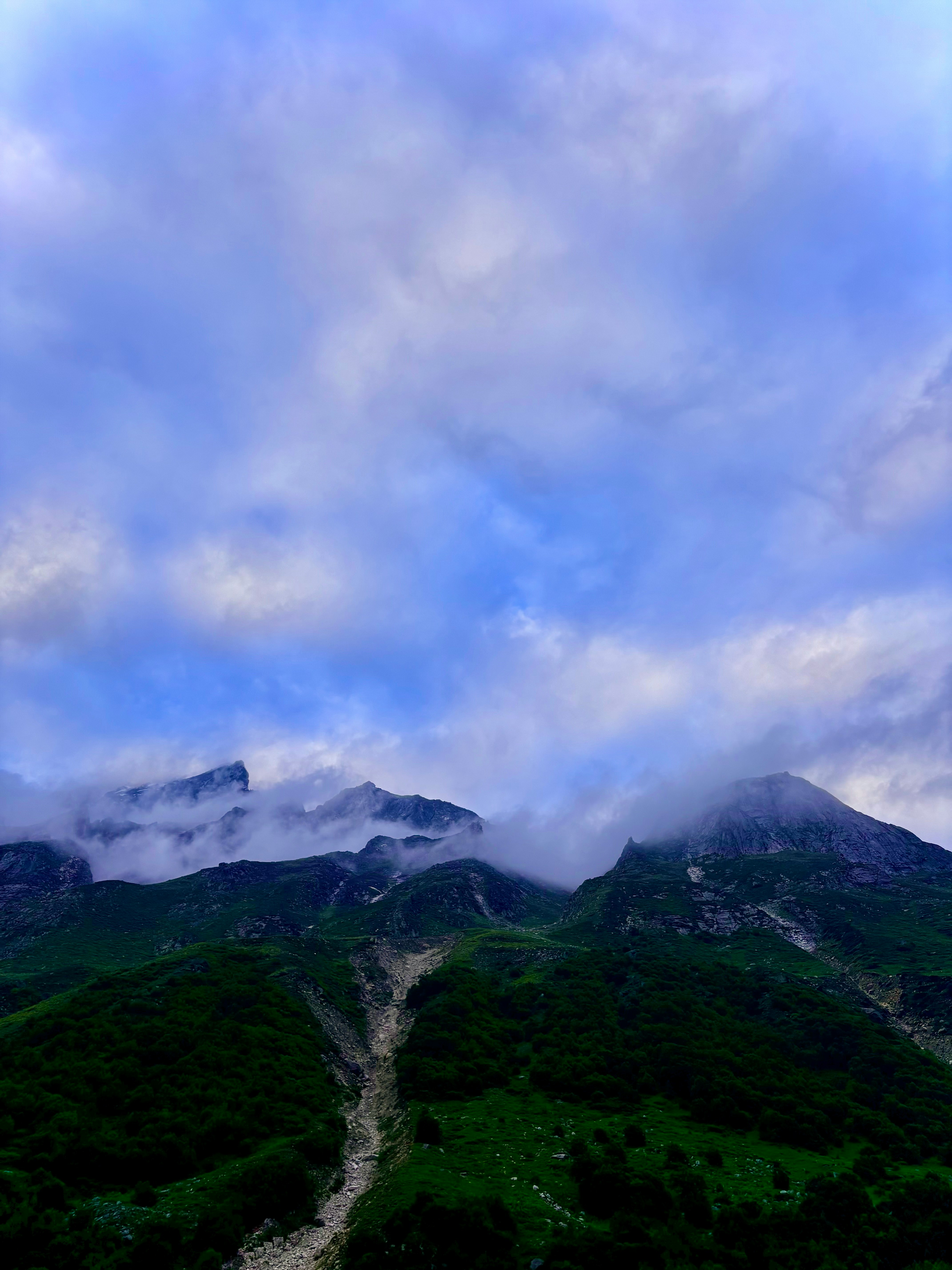 Cordilleras y un valle bajo nubes que avanzan
