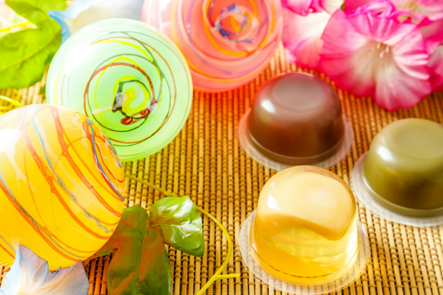 Món thạch nhiều màu sắc được sắp xếp cùng với hoa trên bề mặt có kết cấu