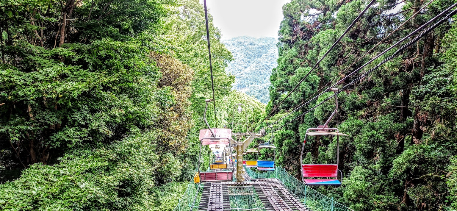 被綠色植被和山脈環繞的纜車風景