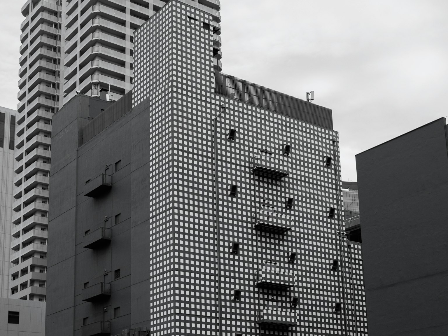 城市景觀，特色建築黑白格子圖案