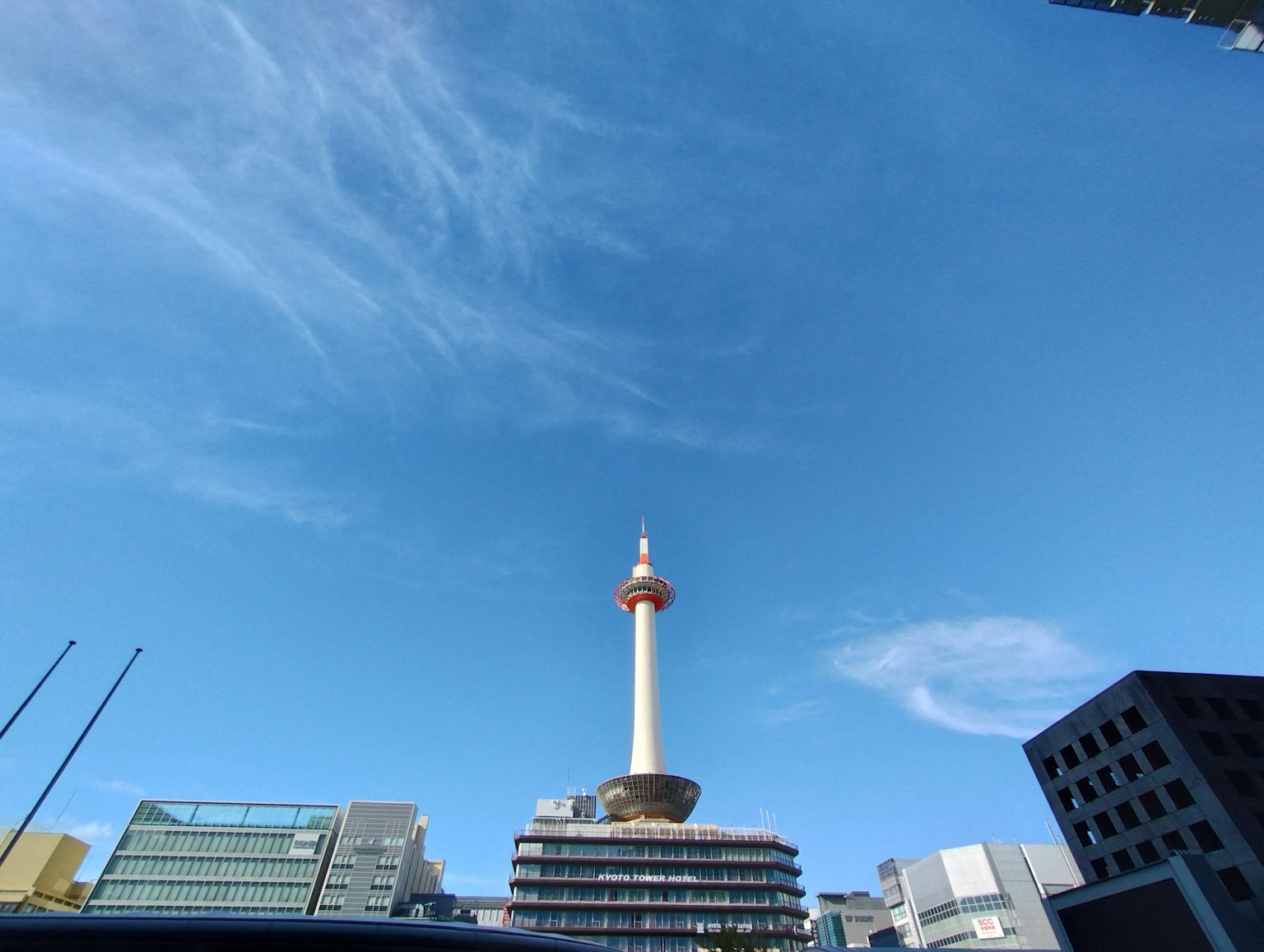 Torre de Kioto elevándose bajo un cielo azul claro