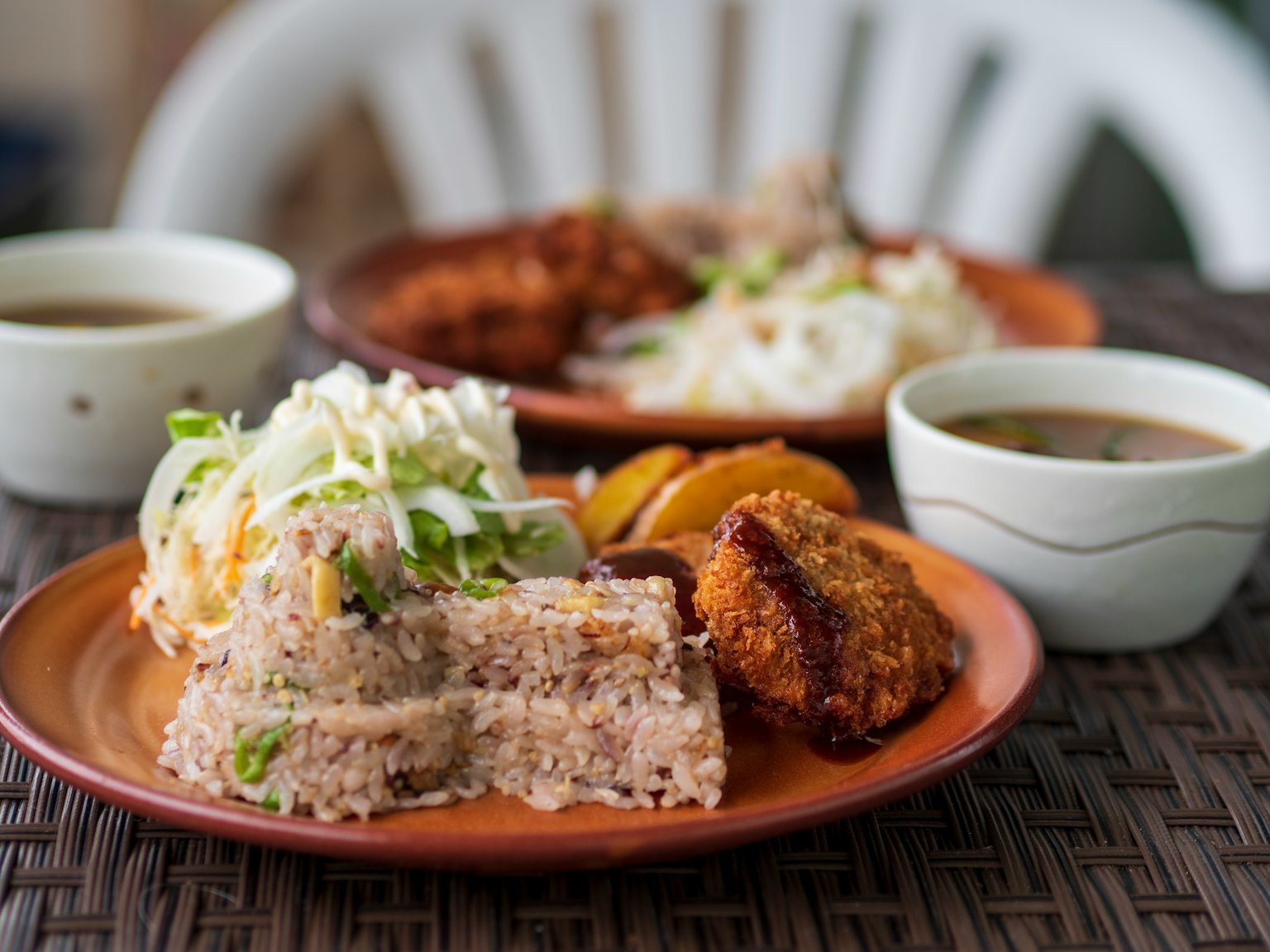 Un plato de cocina filipina que incluye bibingka y platos fritos