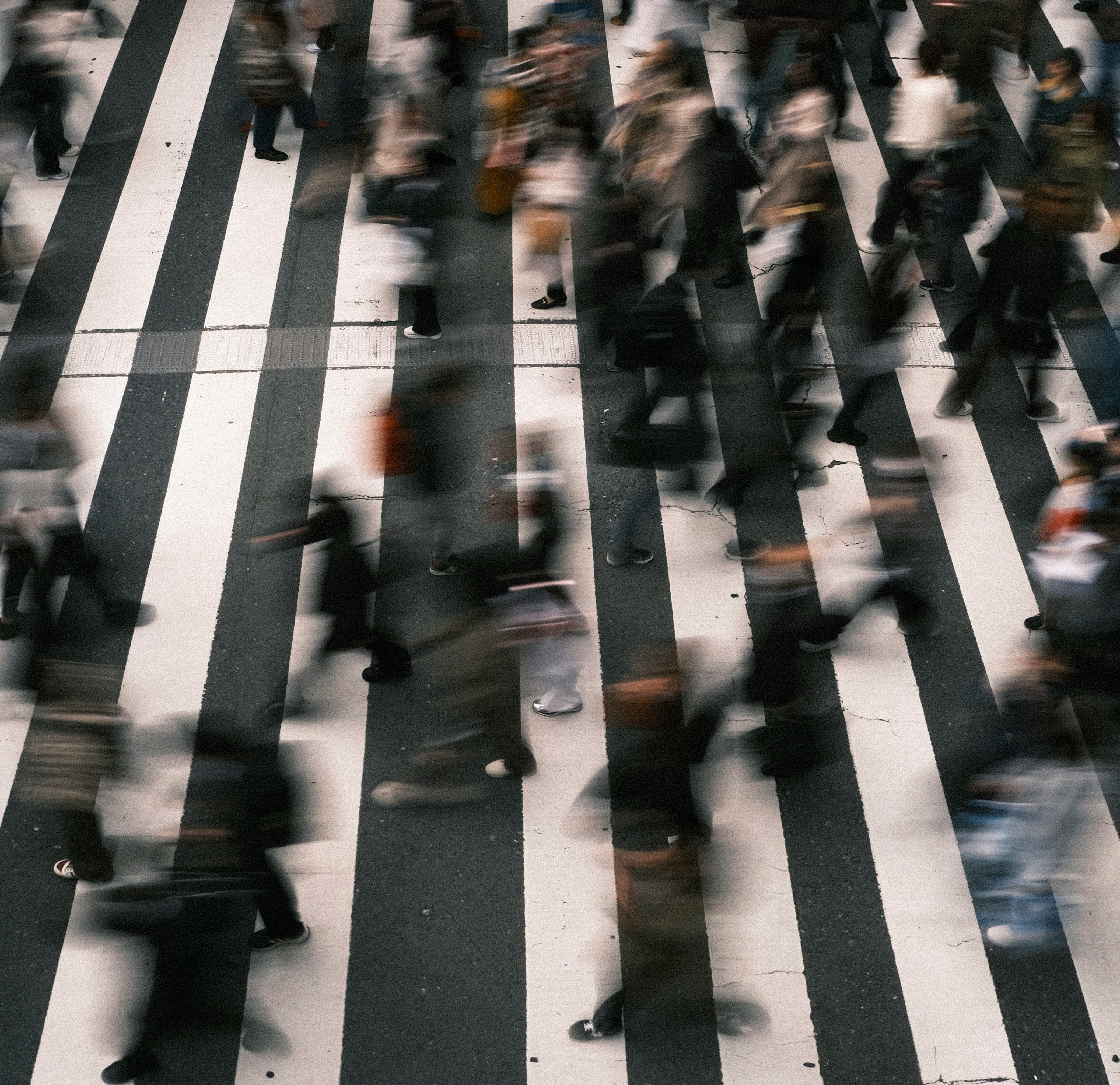 横断歩道を歩く人々の流れ