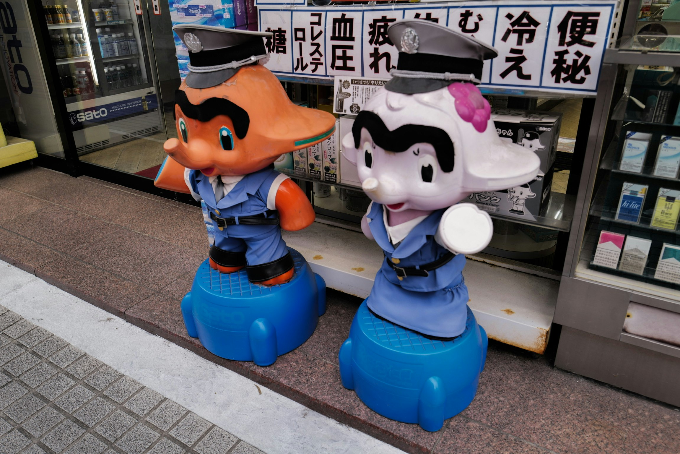 店先に並ぶキャラクターフィギュアのような人形