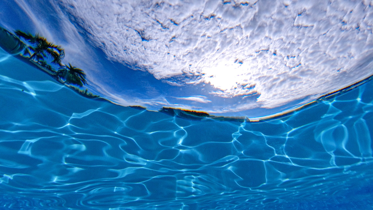 Bild zeigt blaues Wasser und Reflexion des Himmels unter Wasser