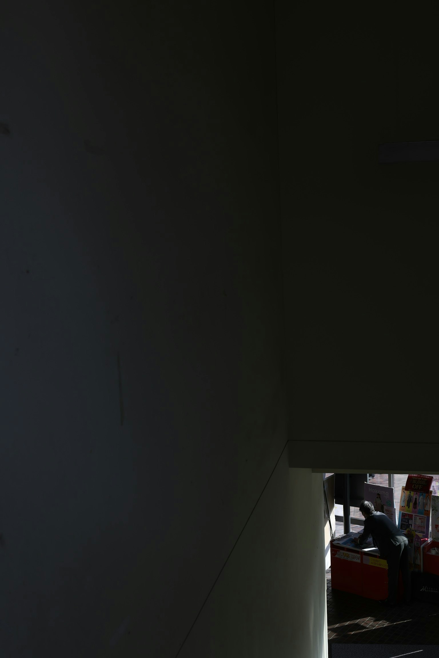 Fondo oscuro con una pared blanca y un área en sombra visible