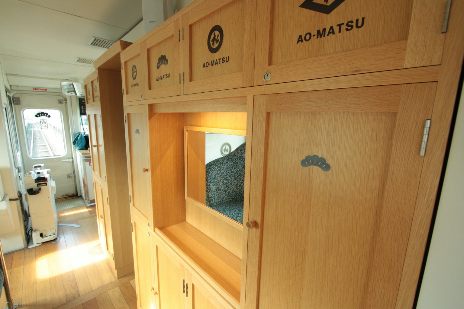室内视图，展示木质储物柜和可见的青松标志