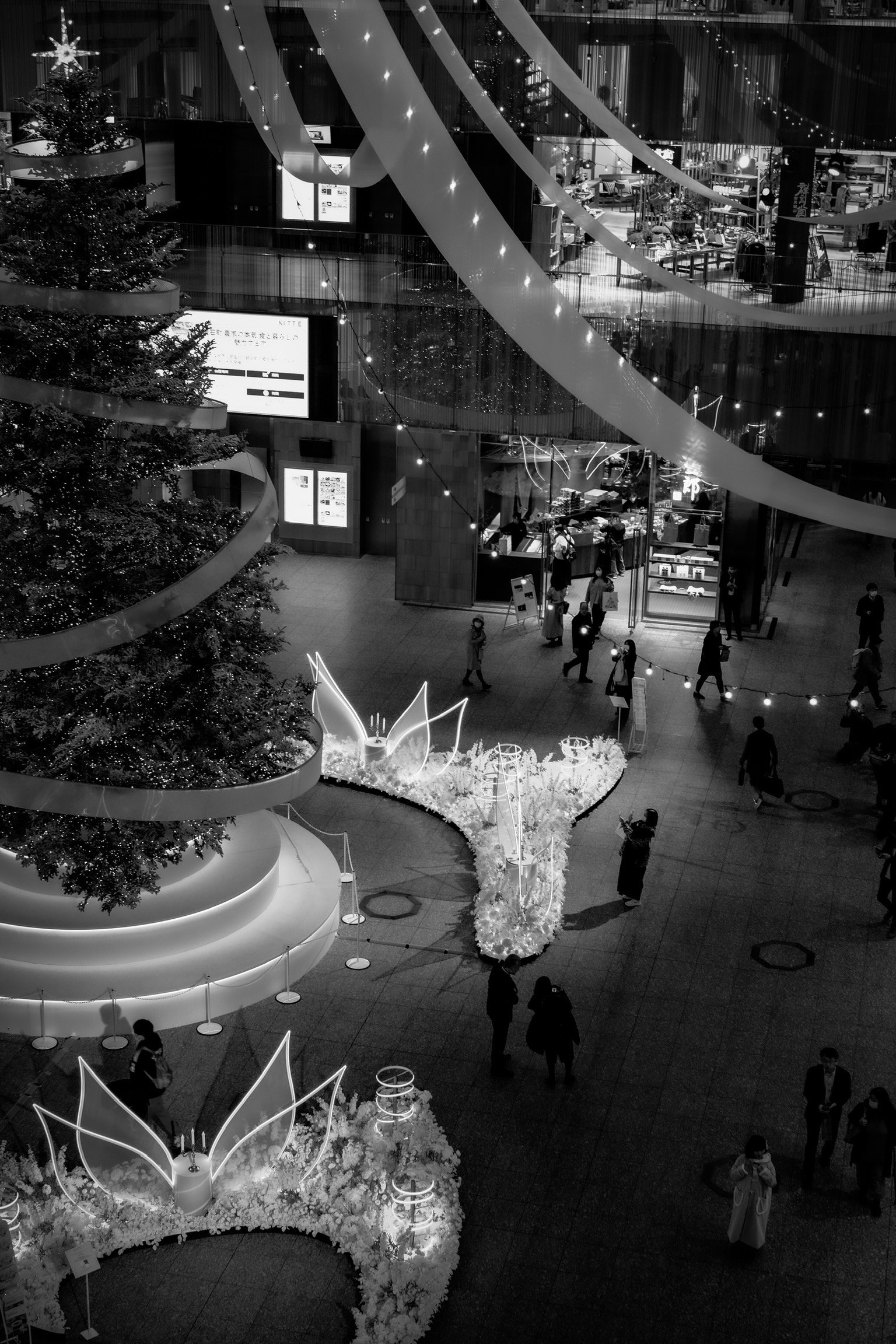 クリスマスツリー装飾のある屋内ホールの夜景