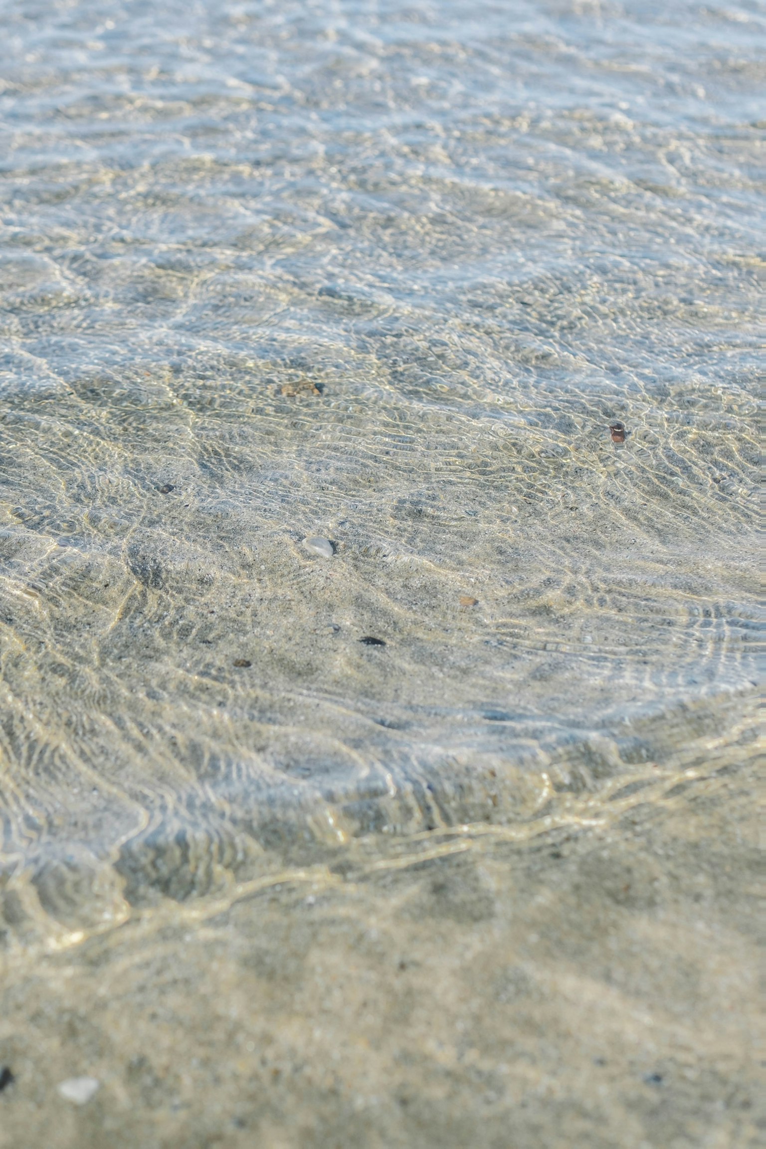 Superficie de agua clara con ondas visibles en el océano