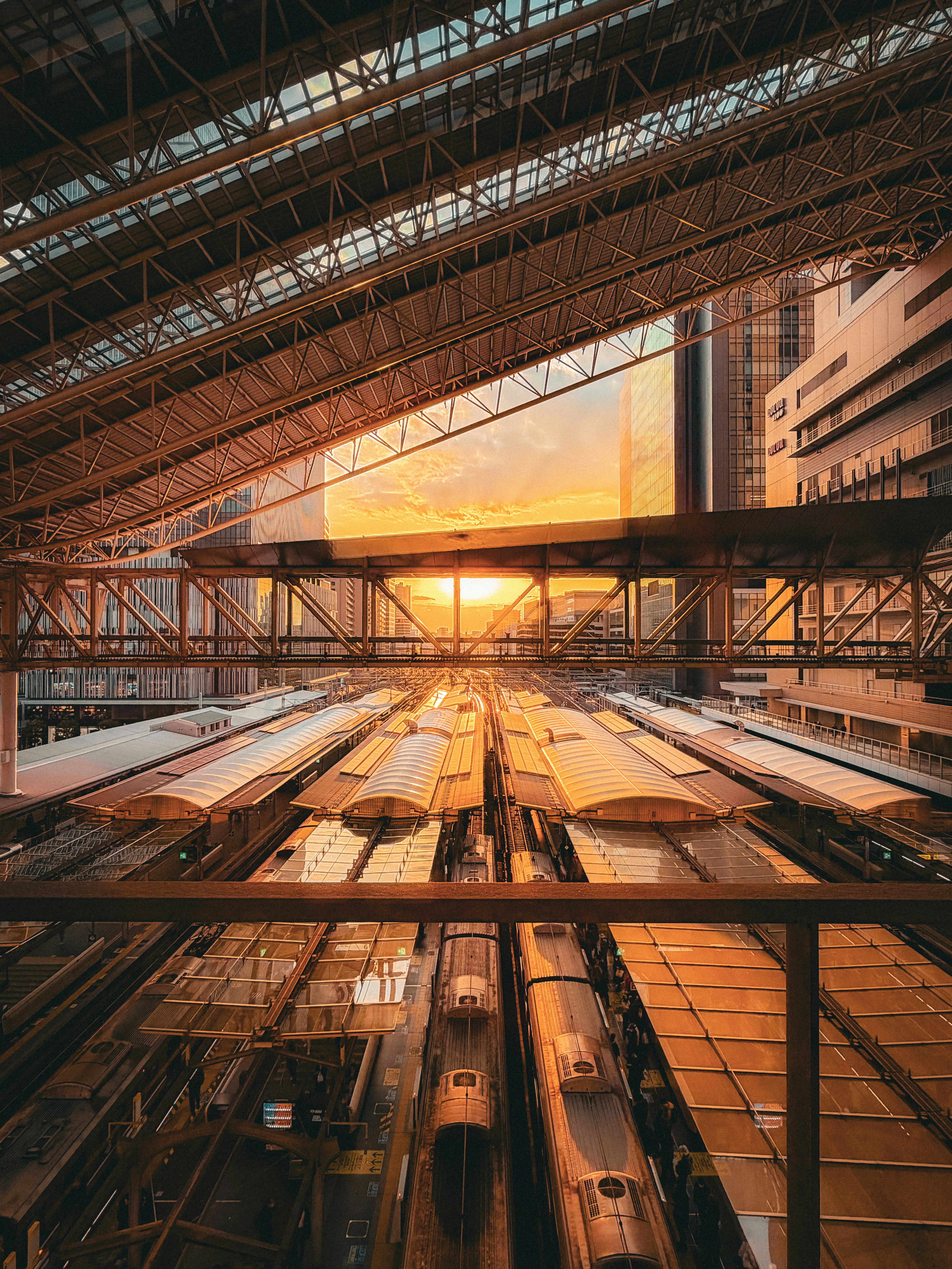 大阪駅にそそぐ夕陽のホーム風景