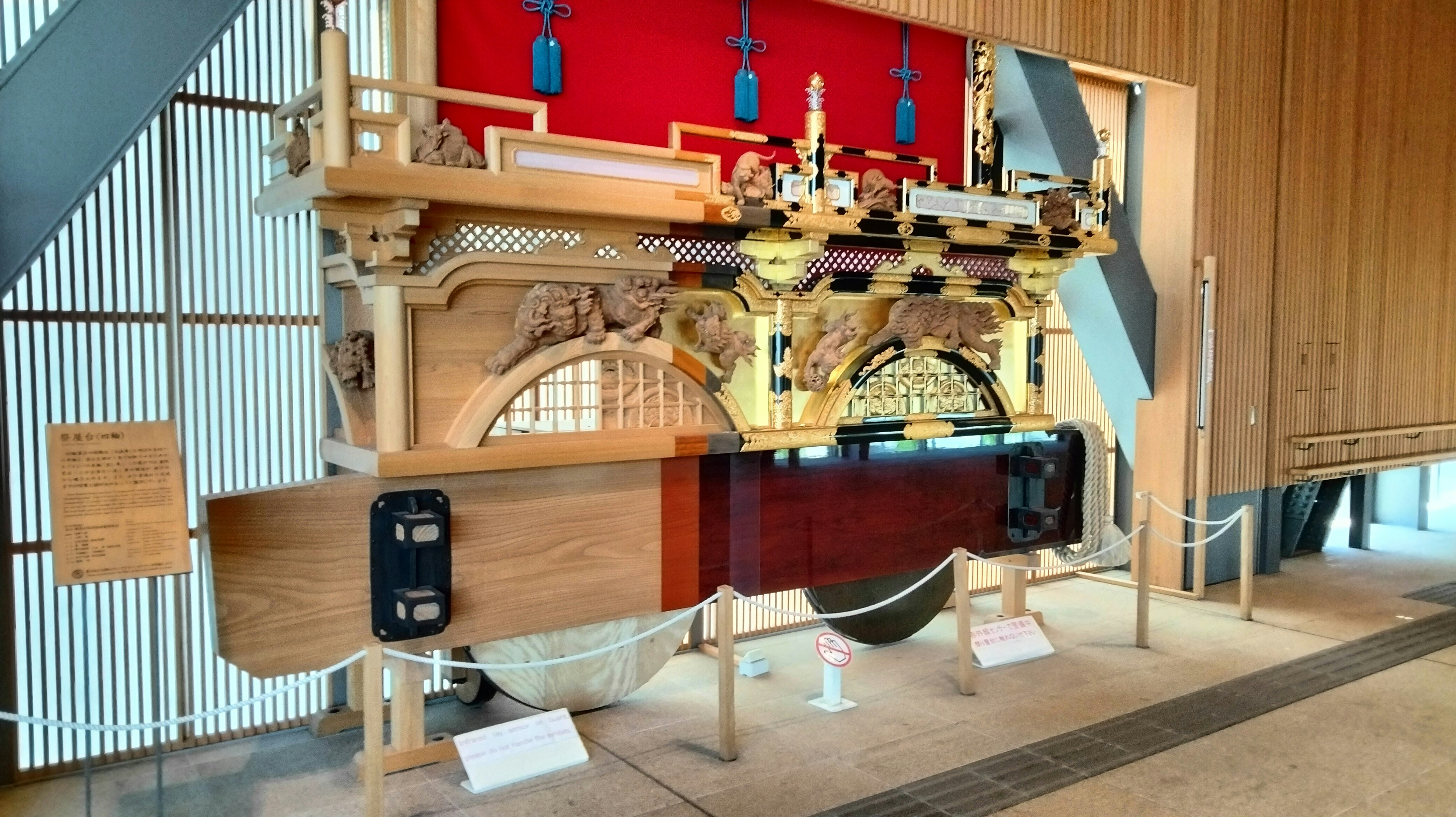 木製のからくり模型が展示された室内