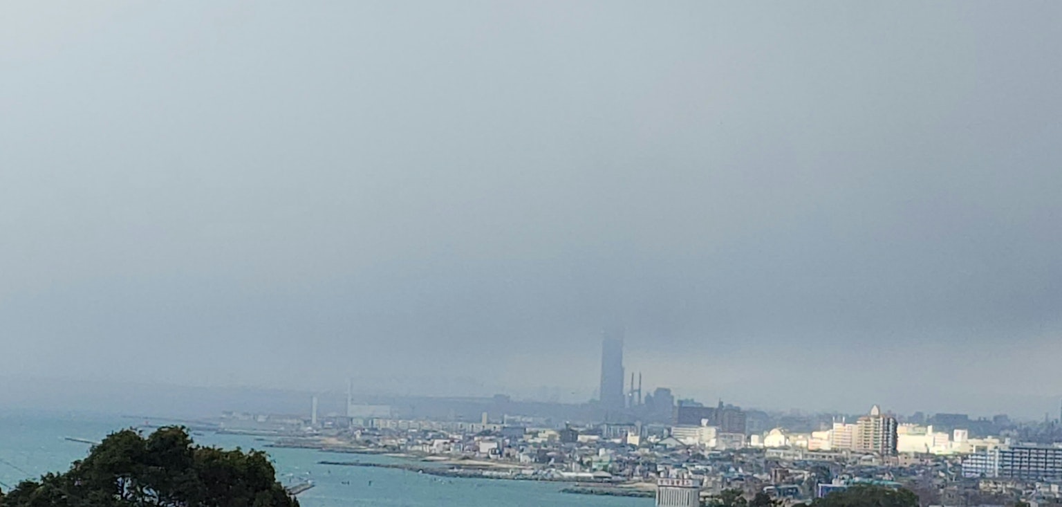 Paysage urbain brumeux avec des gratte-ciels près de la mer