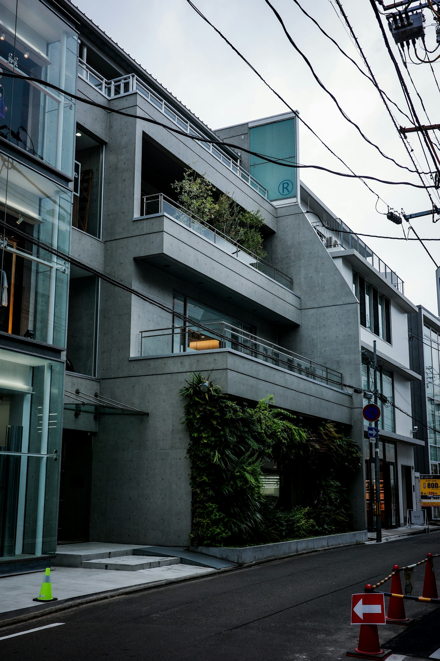 Edificio moderno in cemento con giardino verticale