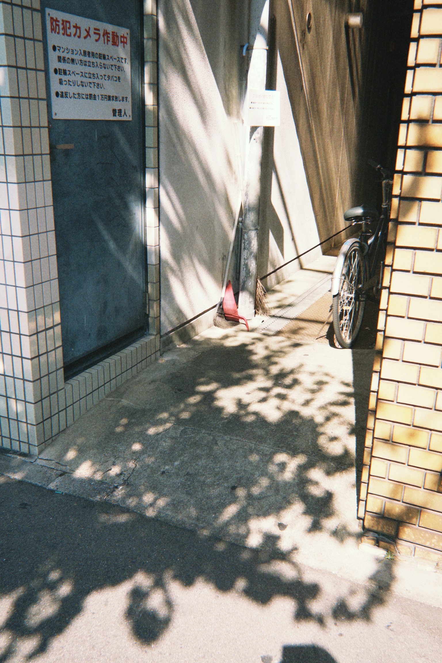 Schmaler Durchgang mit Schatten und einem geparkten Fahrrad