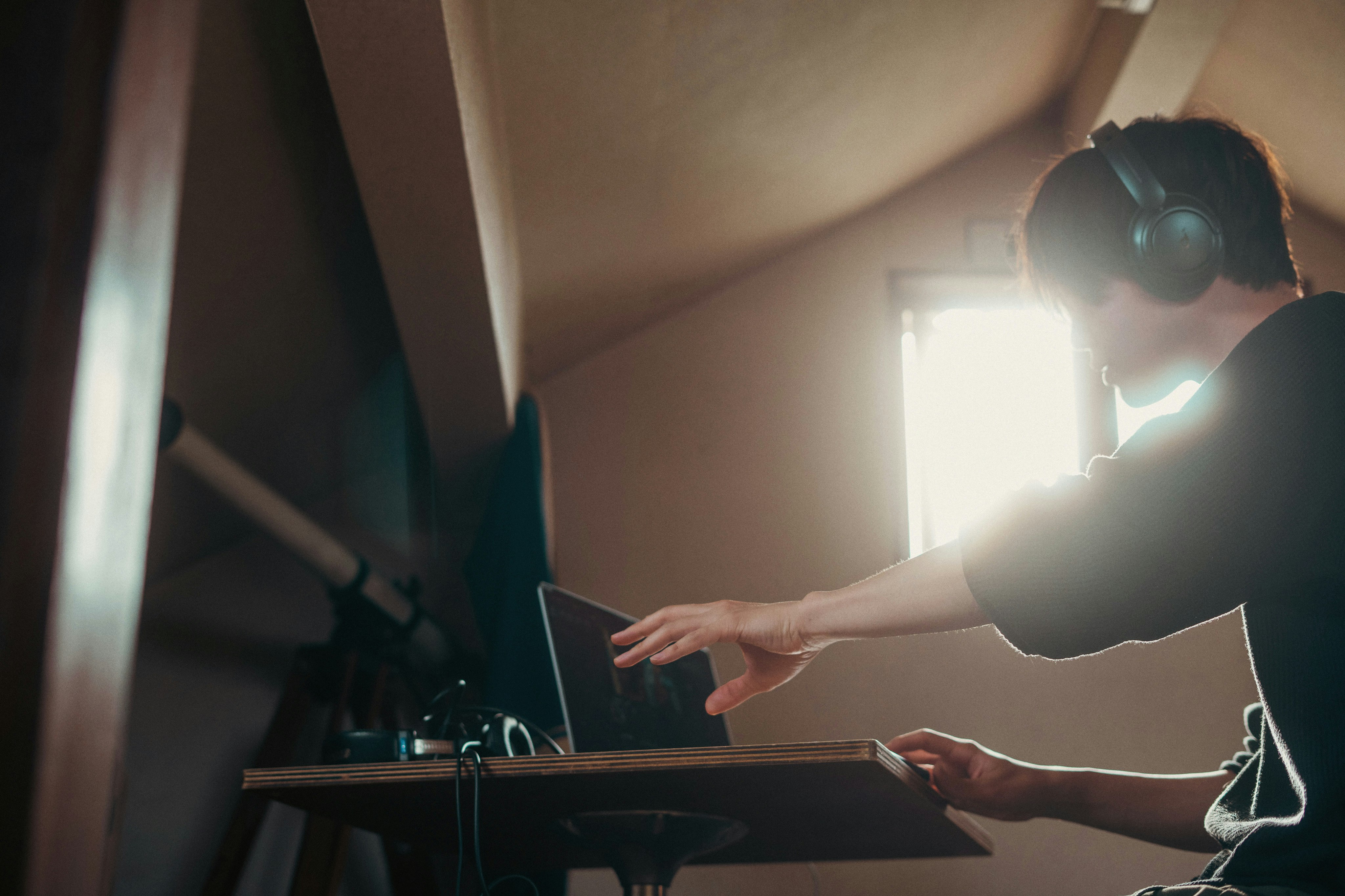 Hände spielen ein Keyboard im Studio mit Scheinwerferlicht