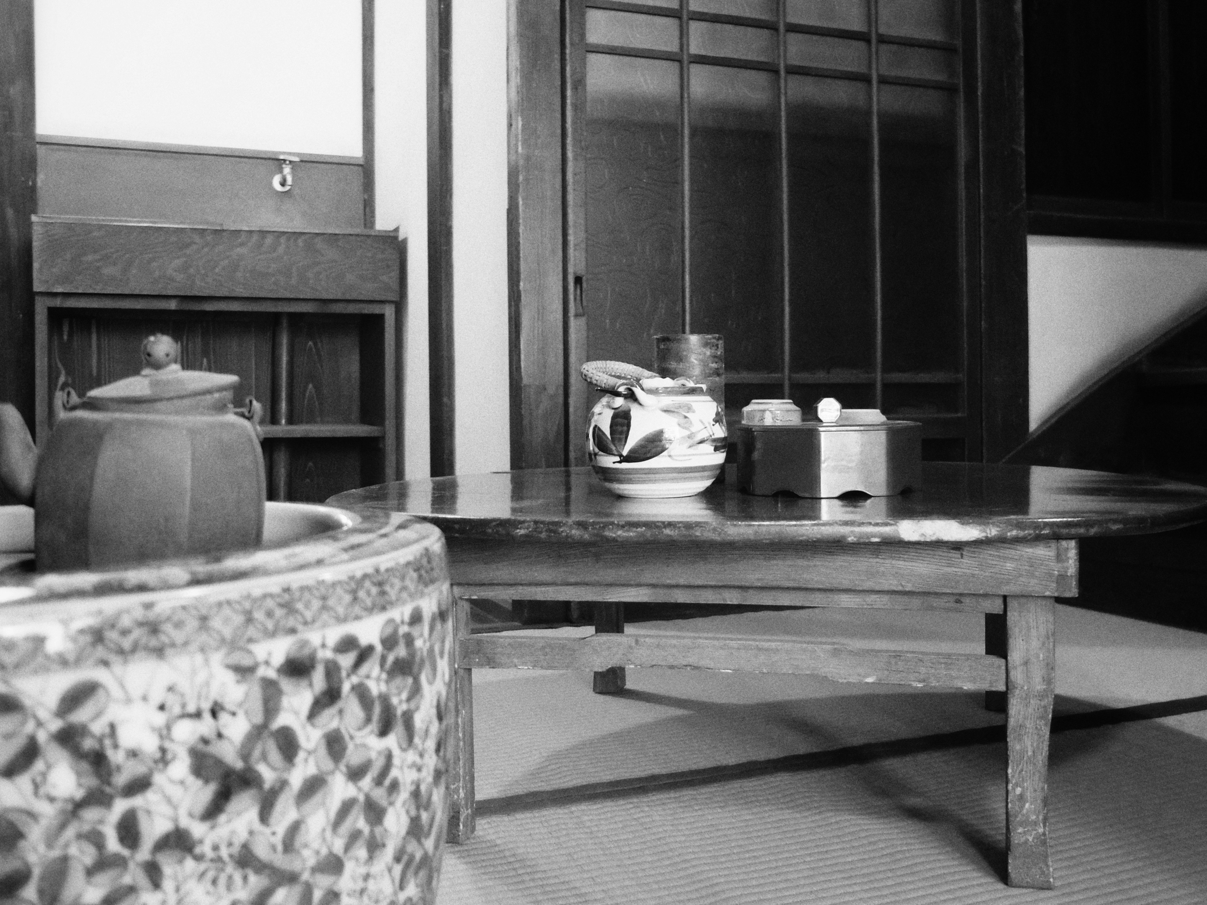 囲炉裏のある和風の居間のモノクロ風景