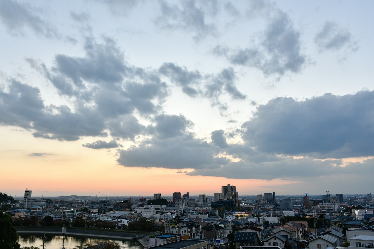 日落時城市的全景，天空中有雲