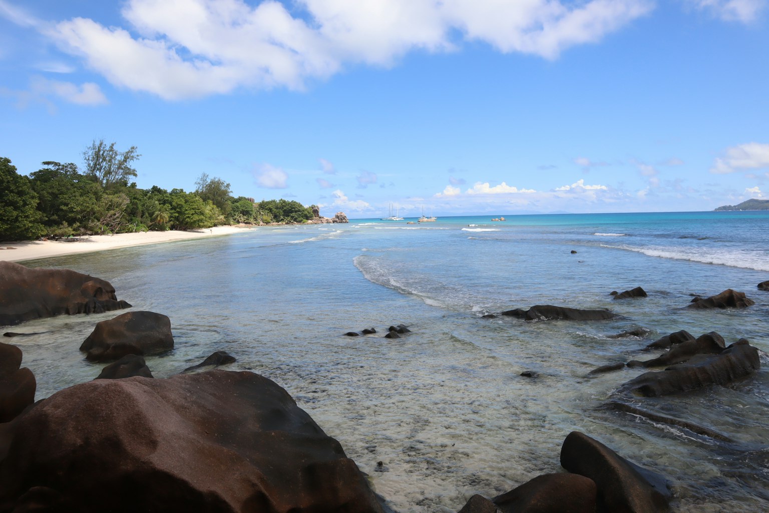 Plage pittoresque avec eau bleue claire et rivage rocheux