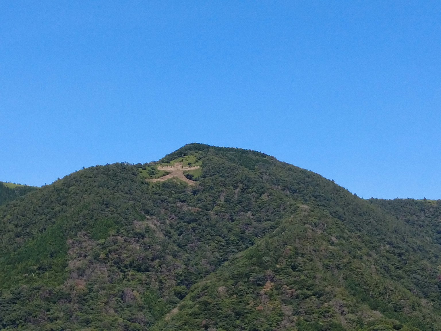 맑은 파란 하늘 아래 녹색 언덕